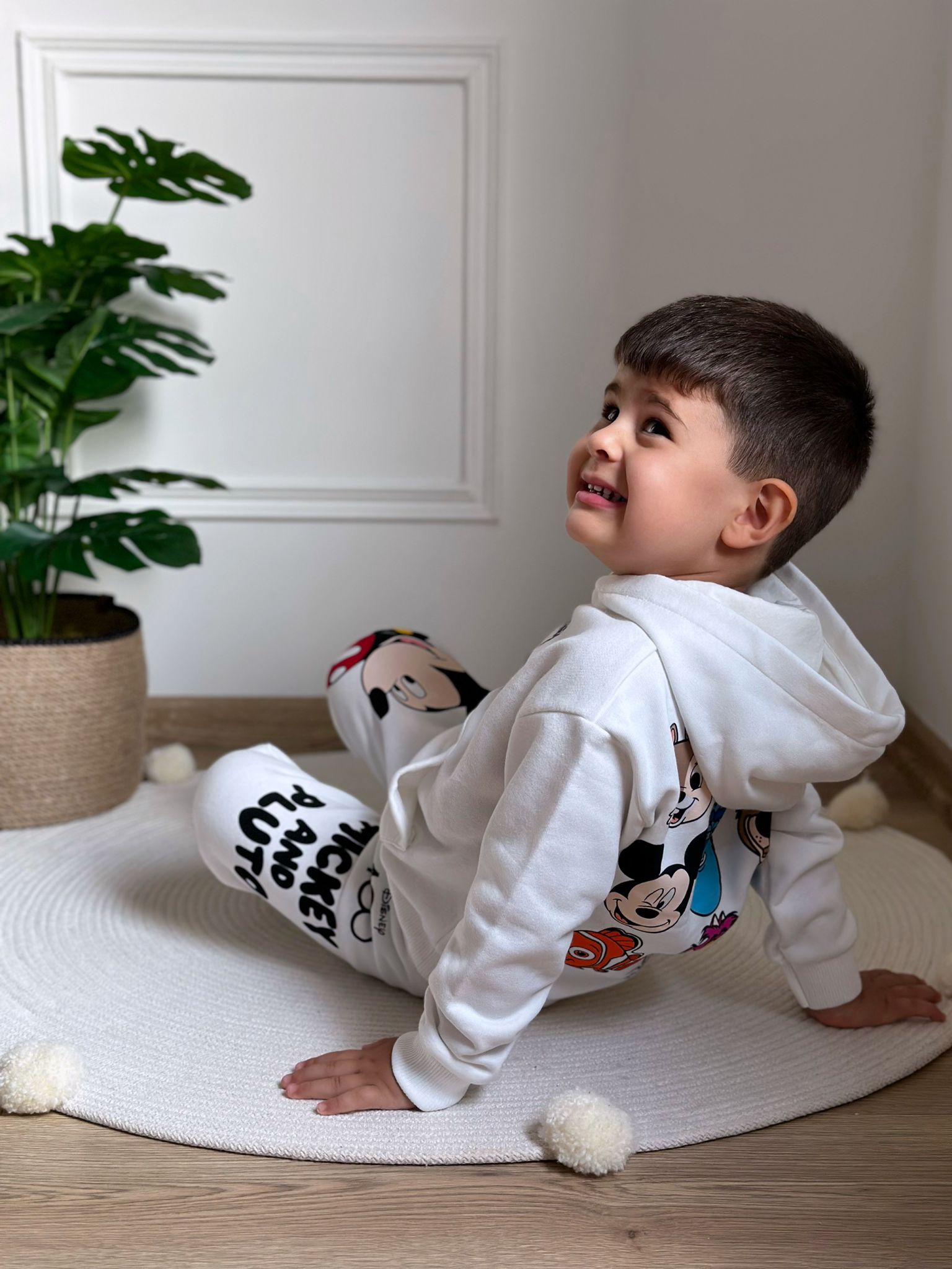 Beyaz Mickey ve Arkadaşları Eşofman Takımı