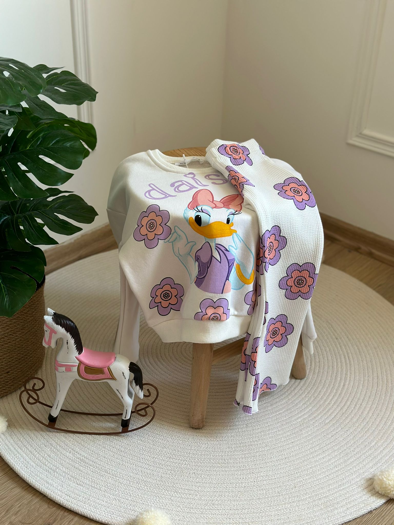 Beyaz Daisy Duck Çiçek Baskılı Fitilli Eşofman Takımı