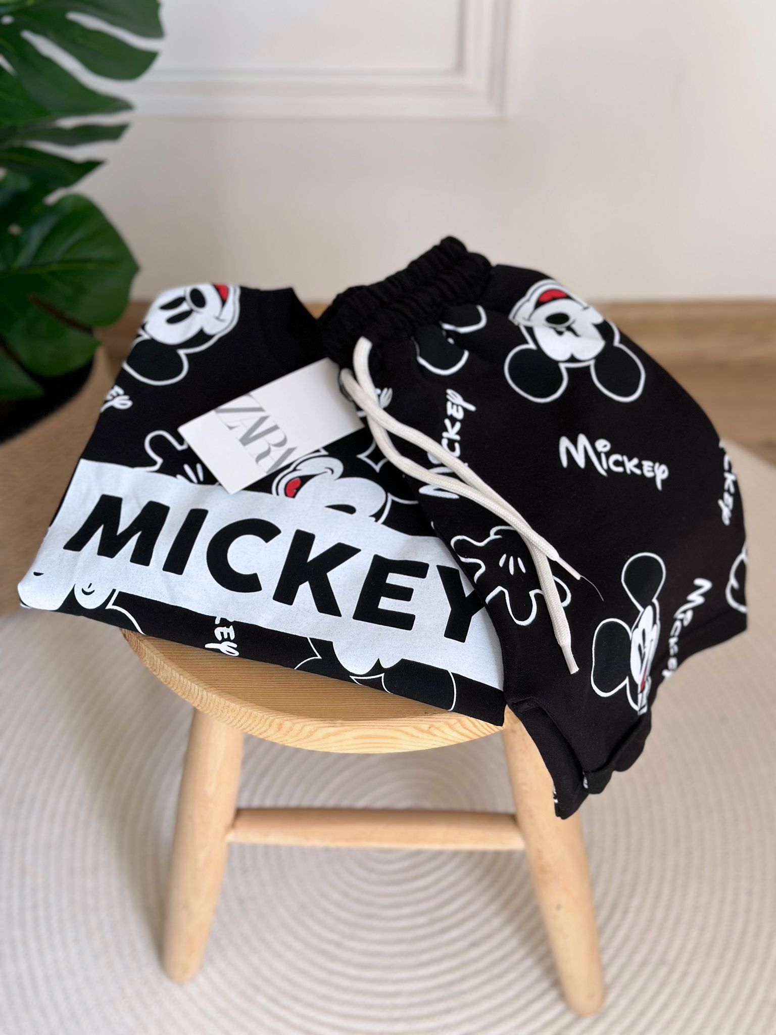 Siyah Beyaz Mickey Mouse Baskılı Şortlu Takım