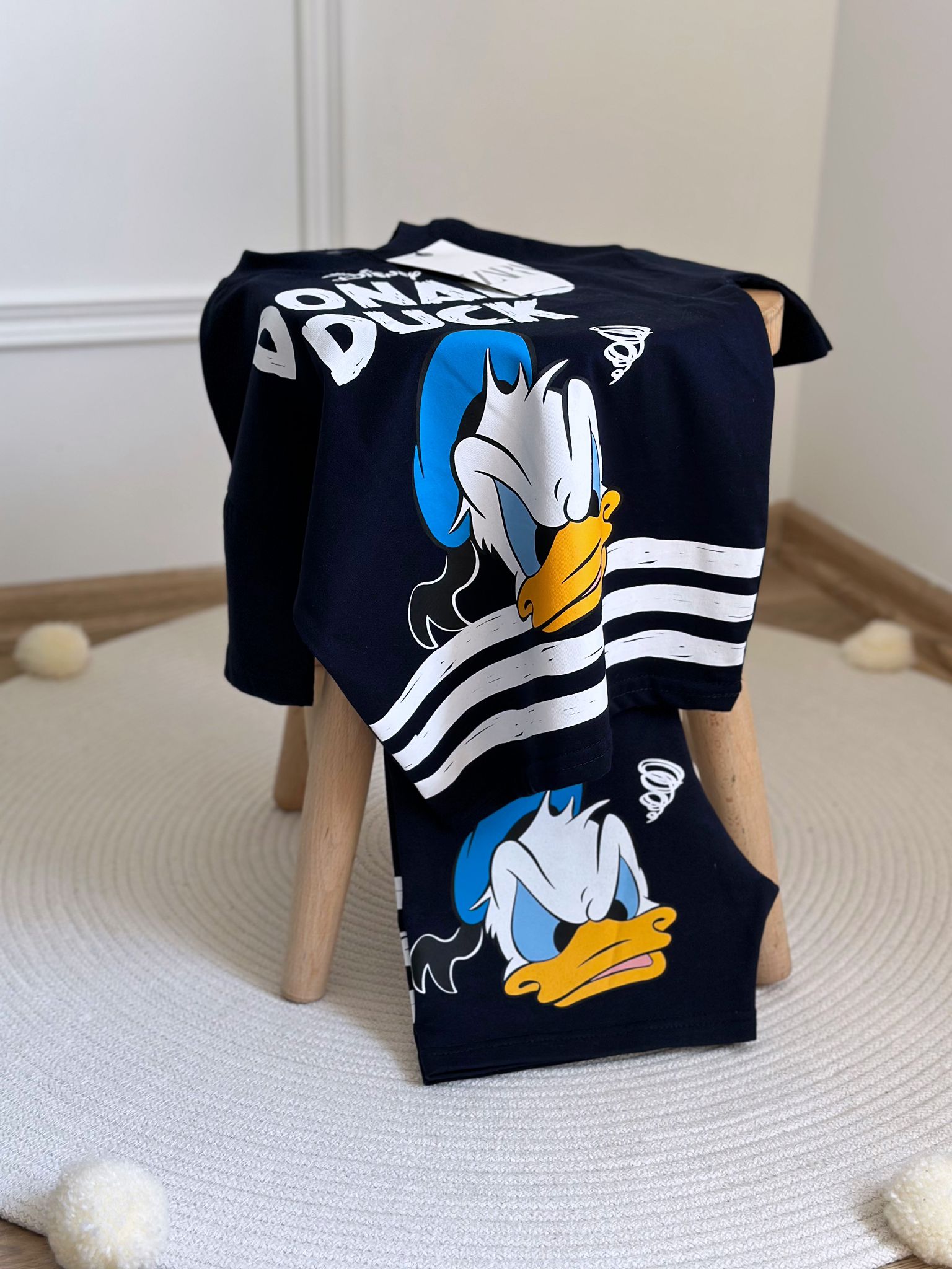 Siyah Beyaz Çizgi Detaylı Donald Duck Şortlu Takım