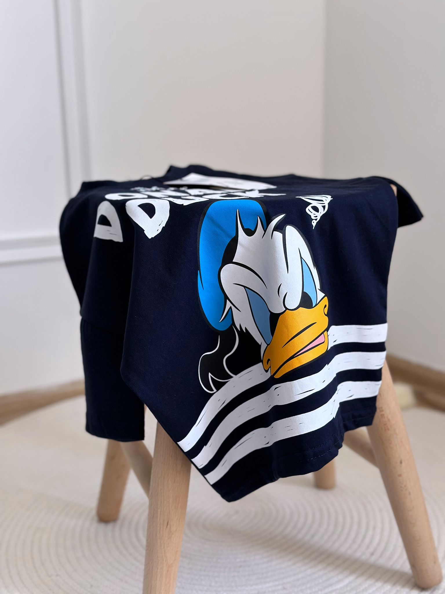 Siyah Beyaz Çizgi Detaylı Donald Duck Şortlu Takım