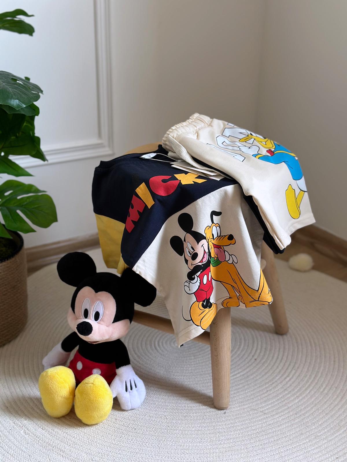 Renkli Kol Detaylı Mickey Mouse Şortlu Takım