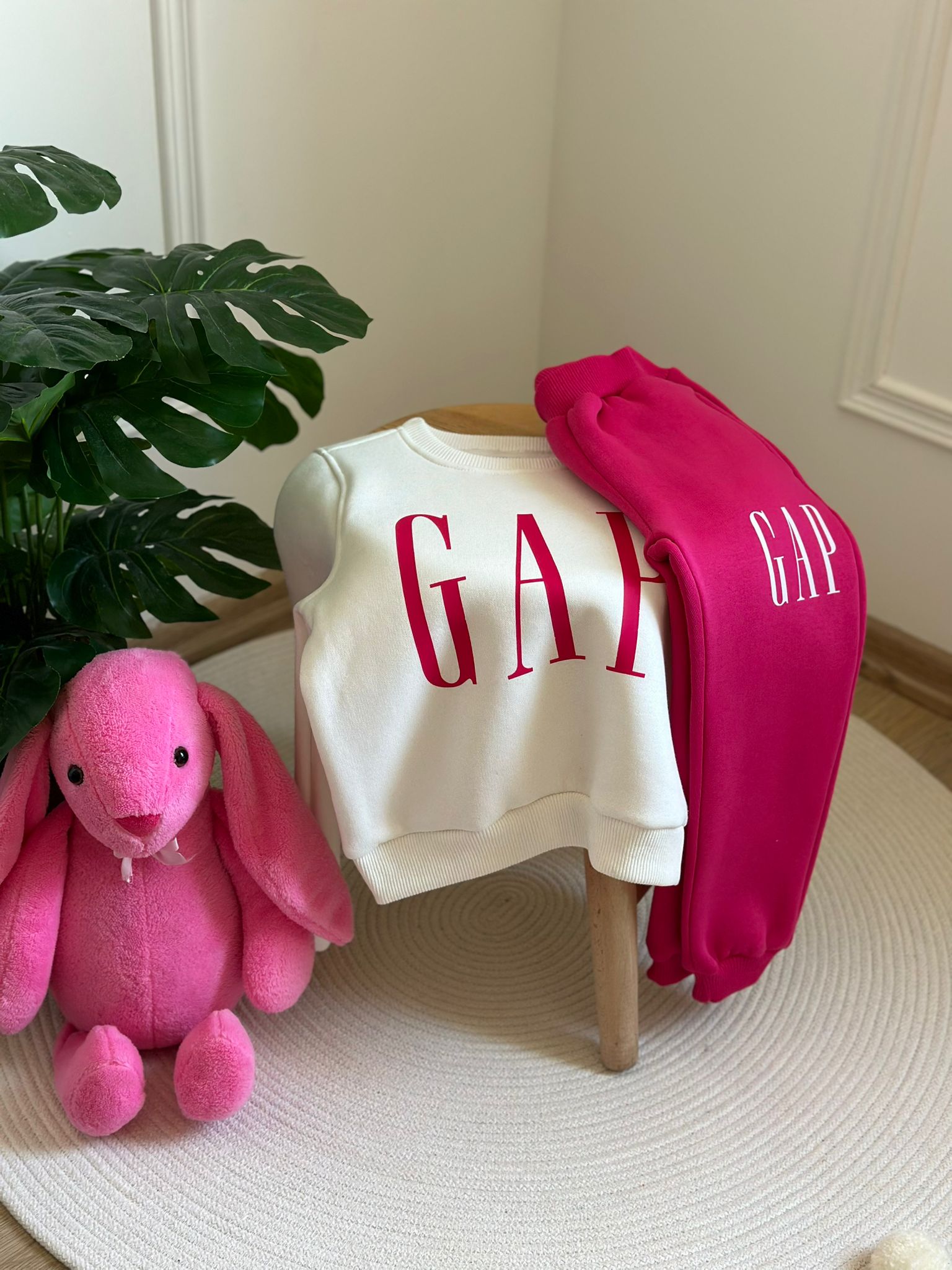 Beyaz Üzeri Pembe Gap Baskılı Eşofman Takımı