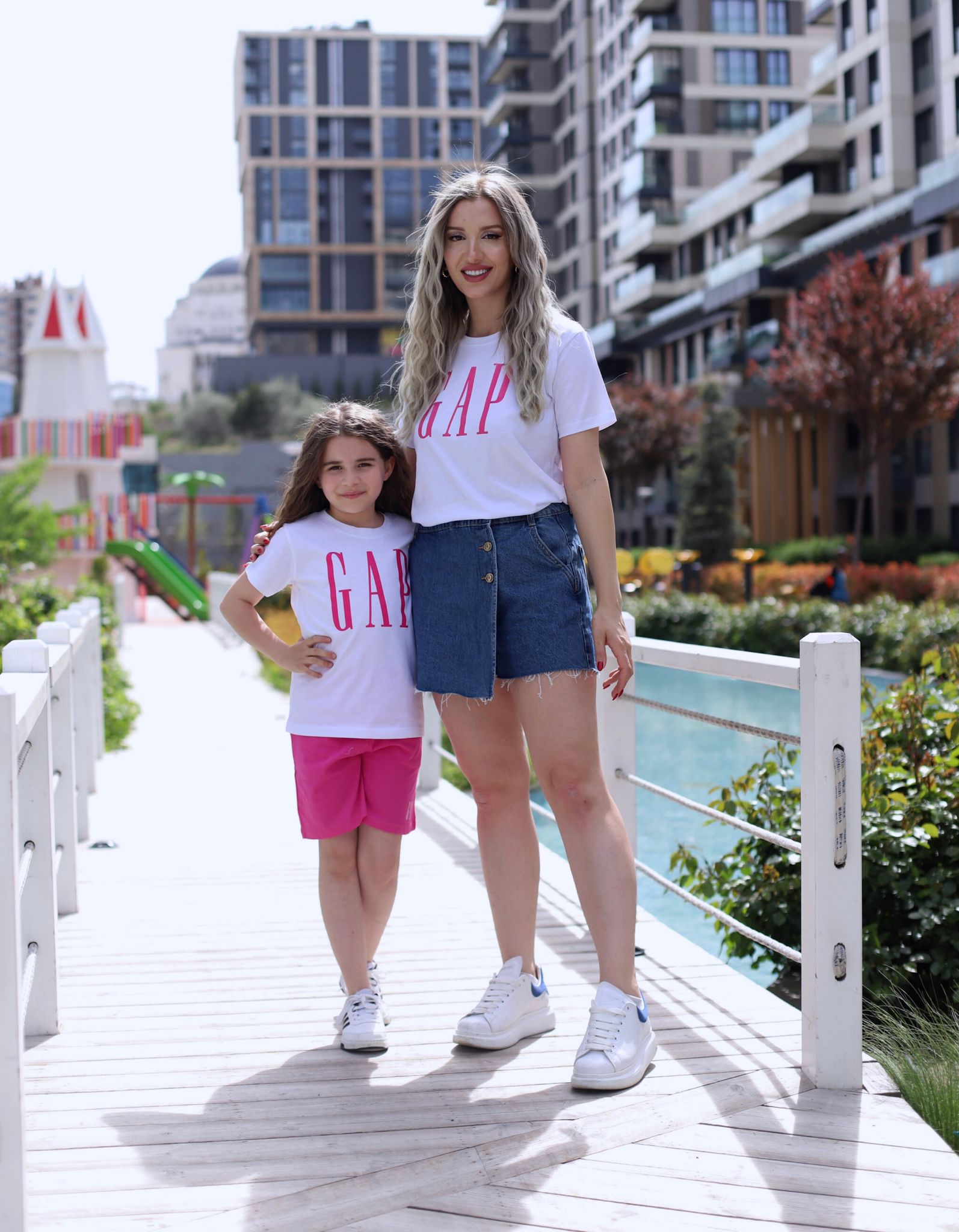 Beyaz Üzeri Açık Pembe Gap Baskılı Yetişkin T-shirt