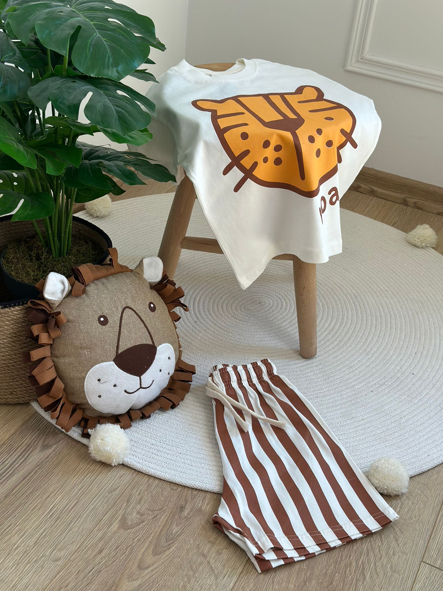 Beyaz Roar Baskılı Şortlu Takım