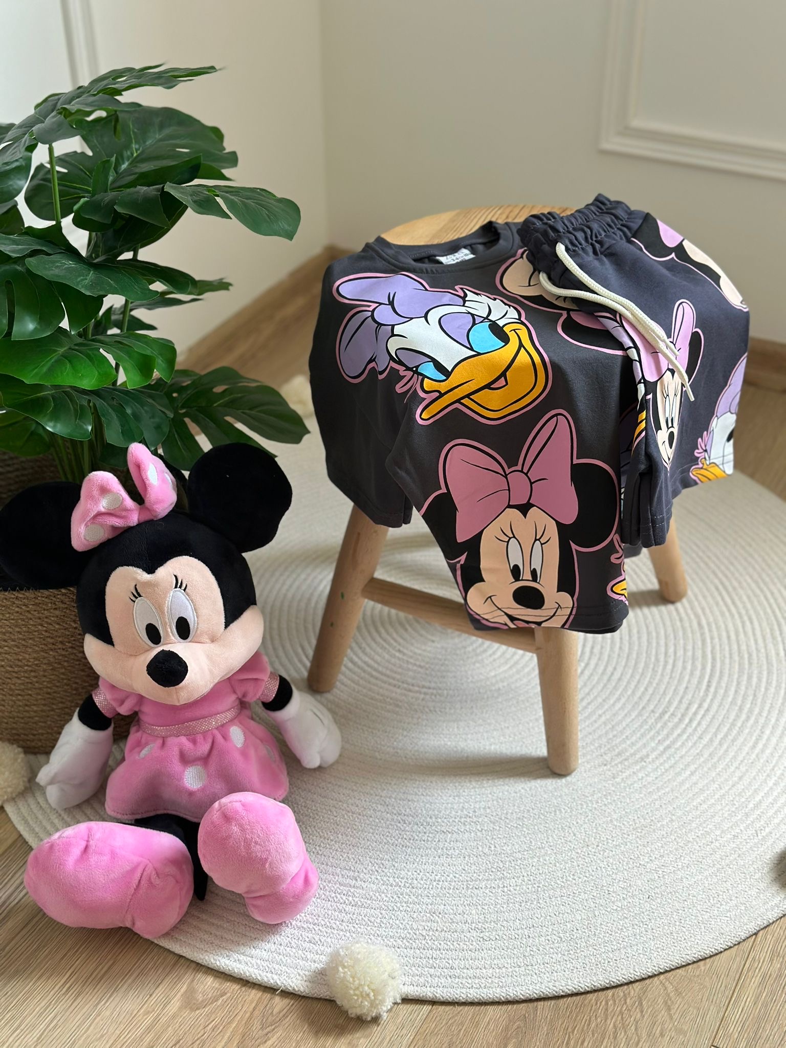 Minnie ve Daisy Siyah Şortlu Takım