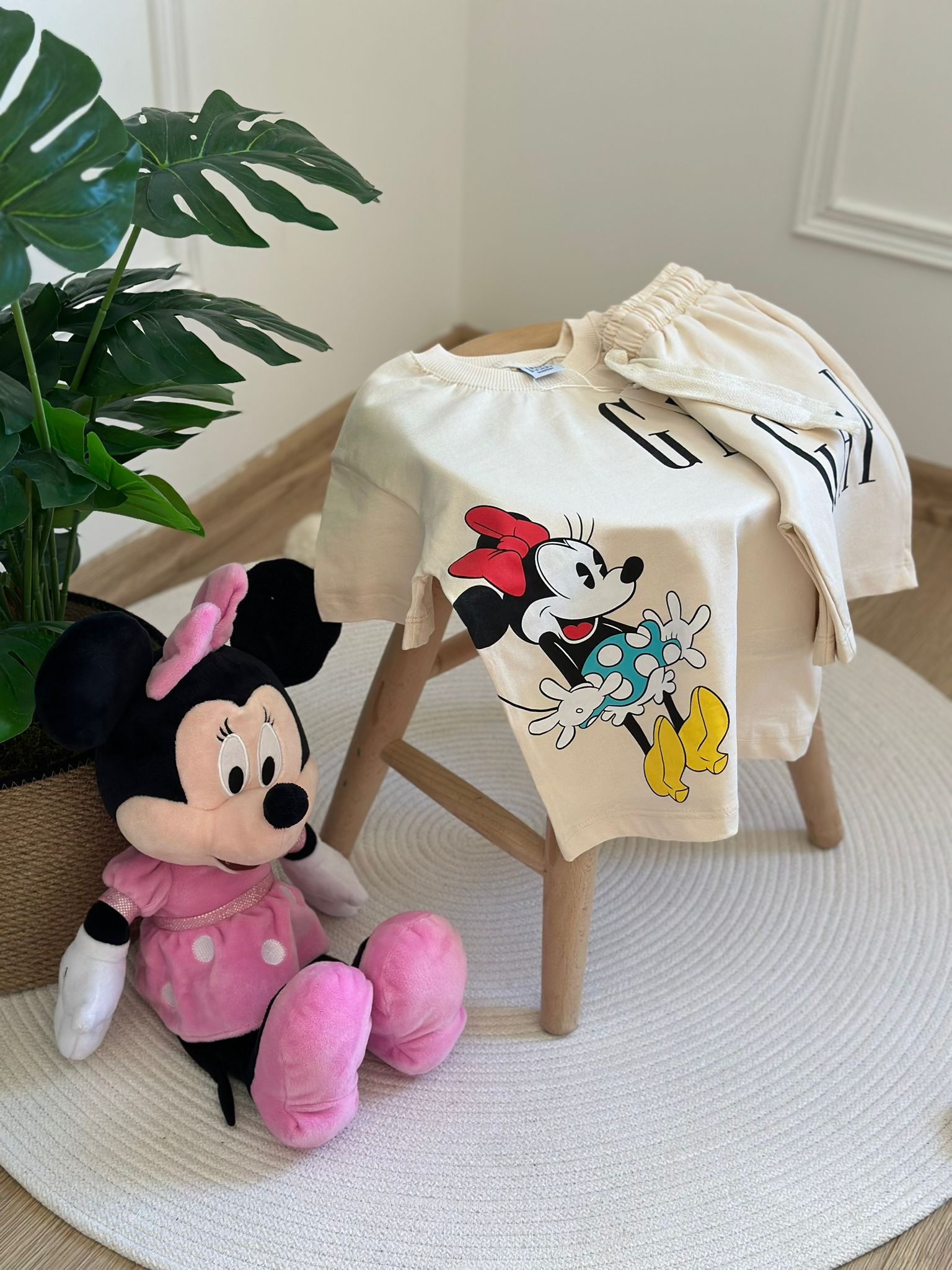 Krem Rengi Mickey Baskılı Gap Şortlu Takım