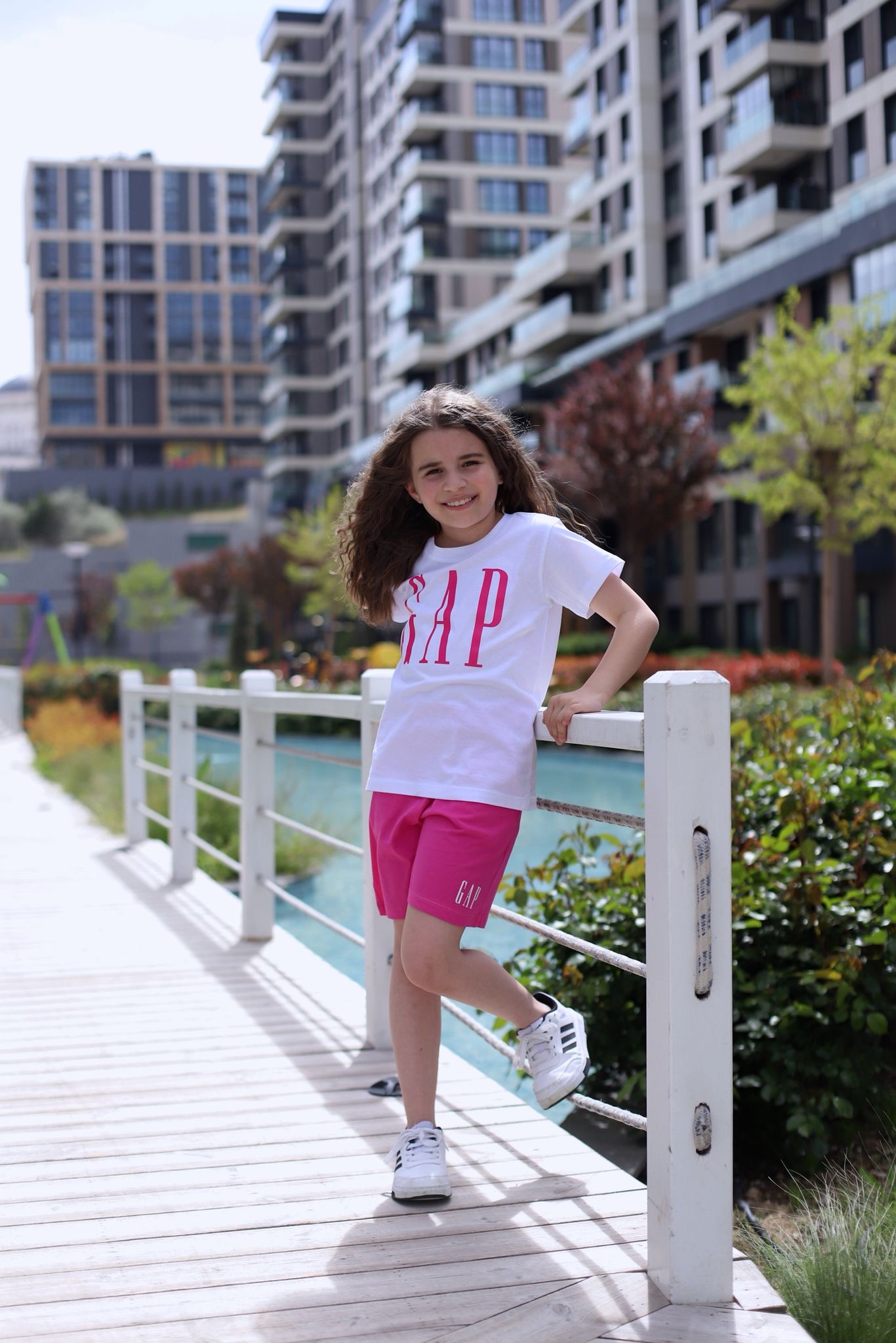Beyaz Gap Pembe Baskılı Şortlu Takım