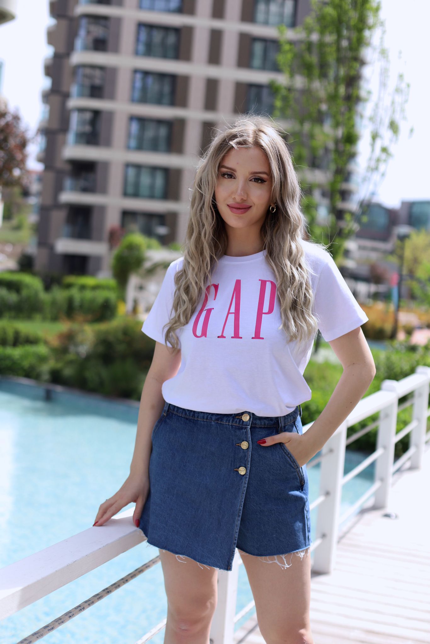 Beyaz Üzeri Açık Pembe Gap Baskılı Yetişkin T-shirt