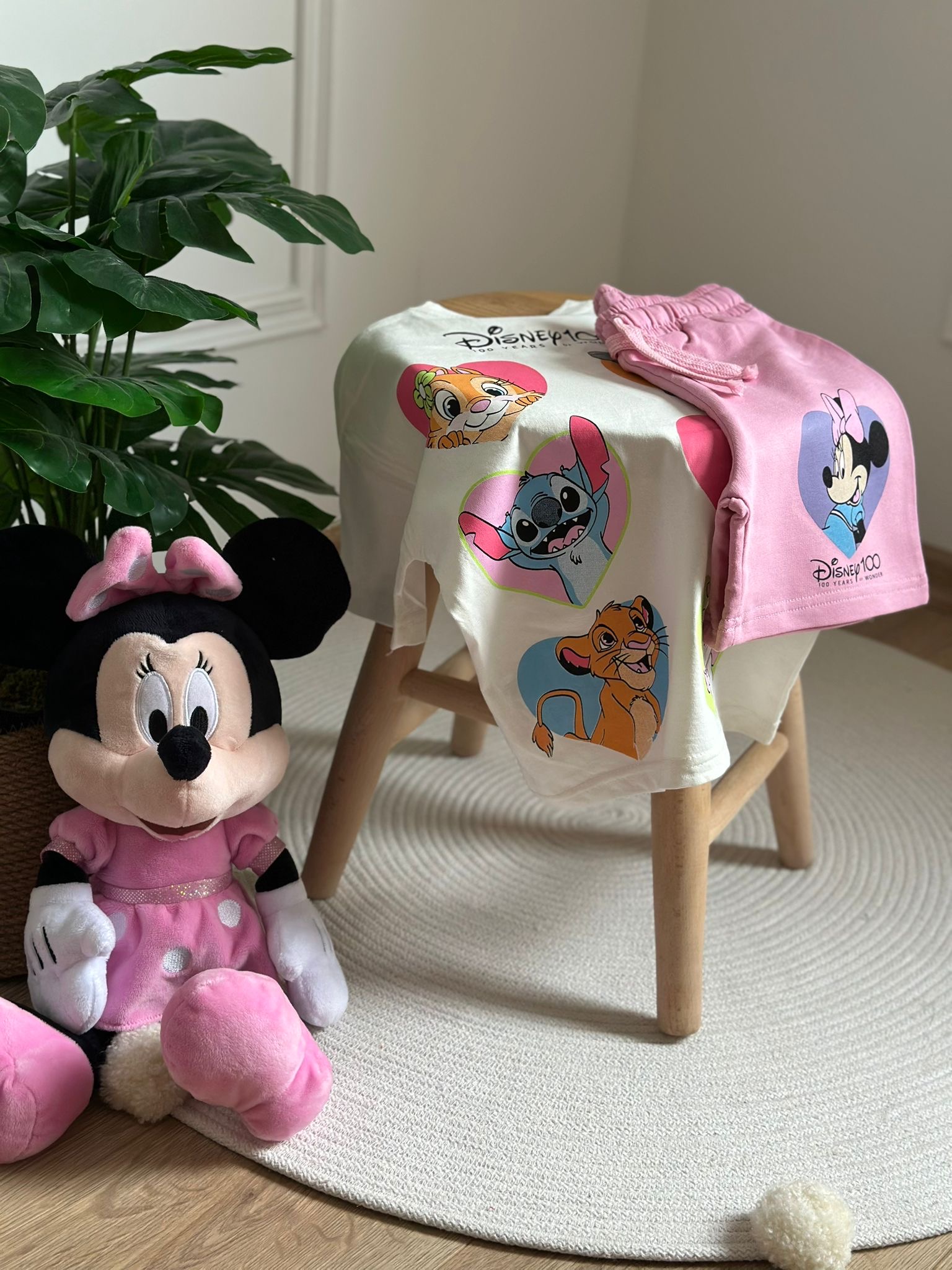 Pembe Minnie Ve Arkadaşları Sırt Baskılı Şortlu Takım