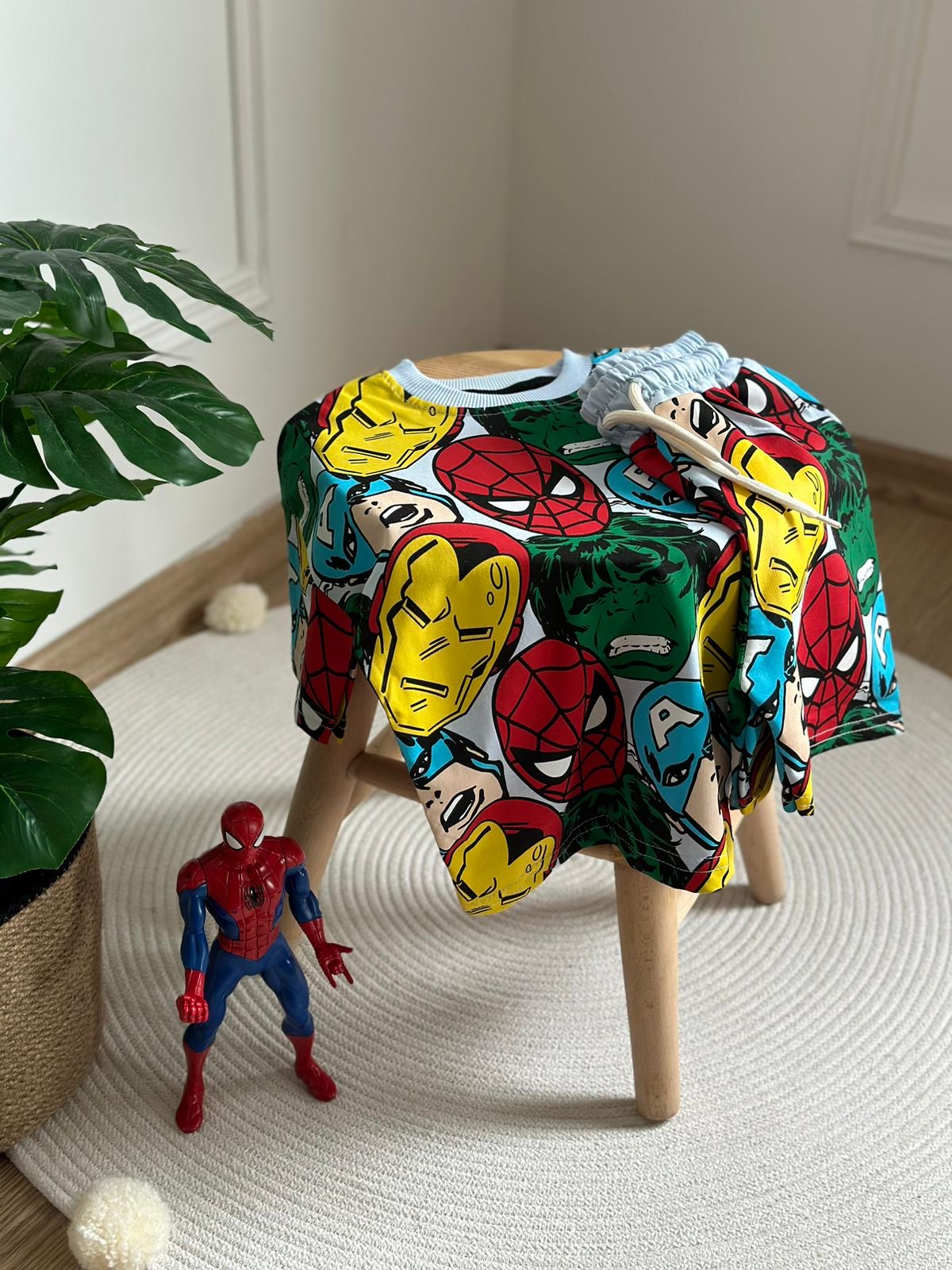 Beyaz Üzeri Marvel Kafalar Şortlu Takım