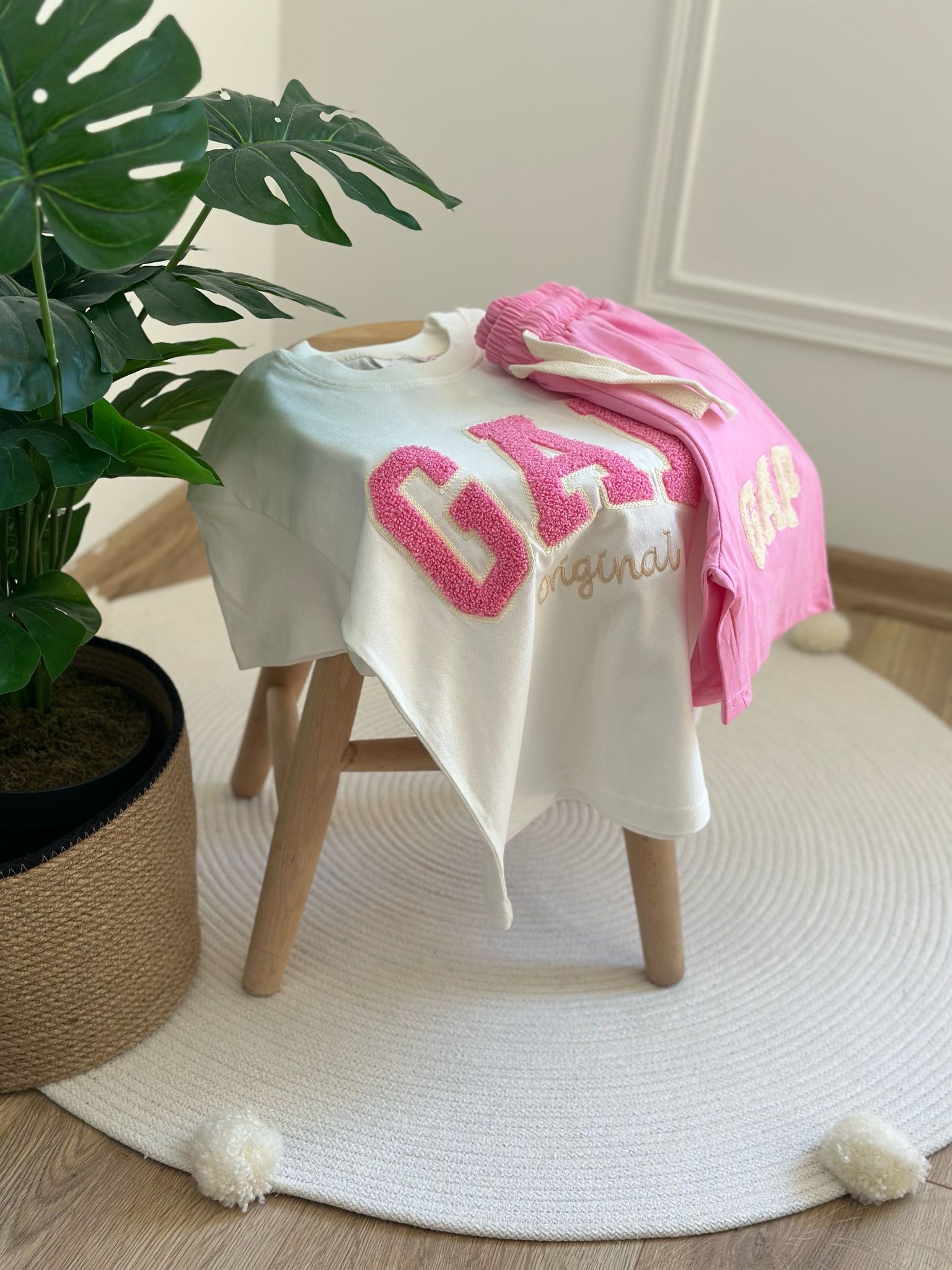 Beyaz Üzeri Pembe Punch İşlemeli Gap Şortlu Takım