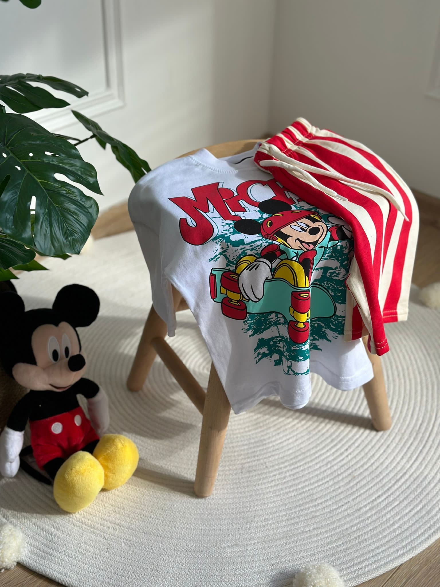 Kaykaycı Minnie Şortlu Takım