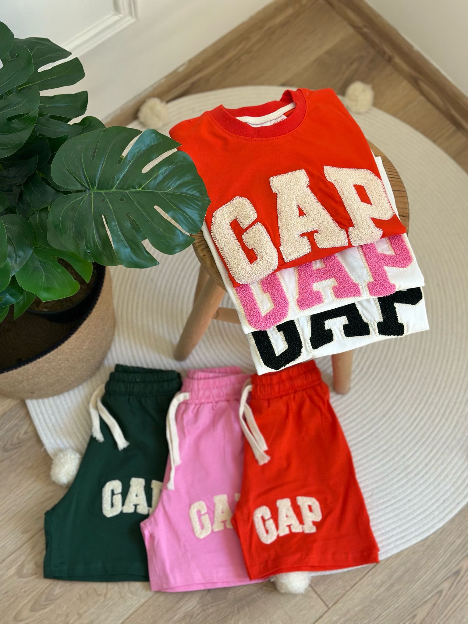 Beyaz Üzeri Pembe Punch İşlemeli Gap Şortlu Takım
