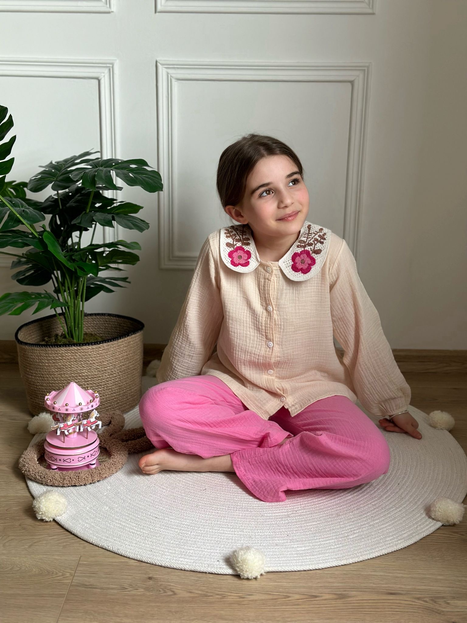 Yaka Detaylı İşlemeli Pembe Takım