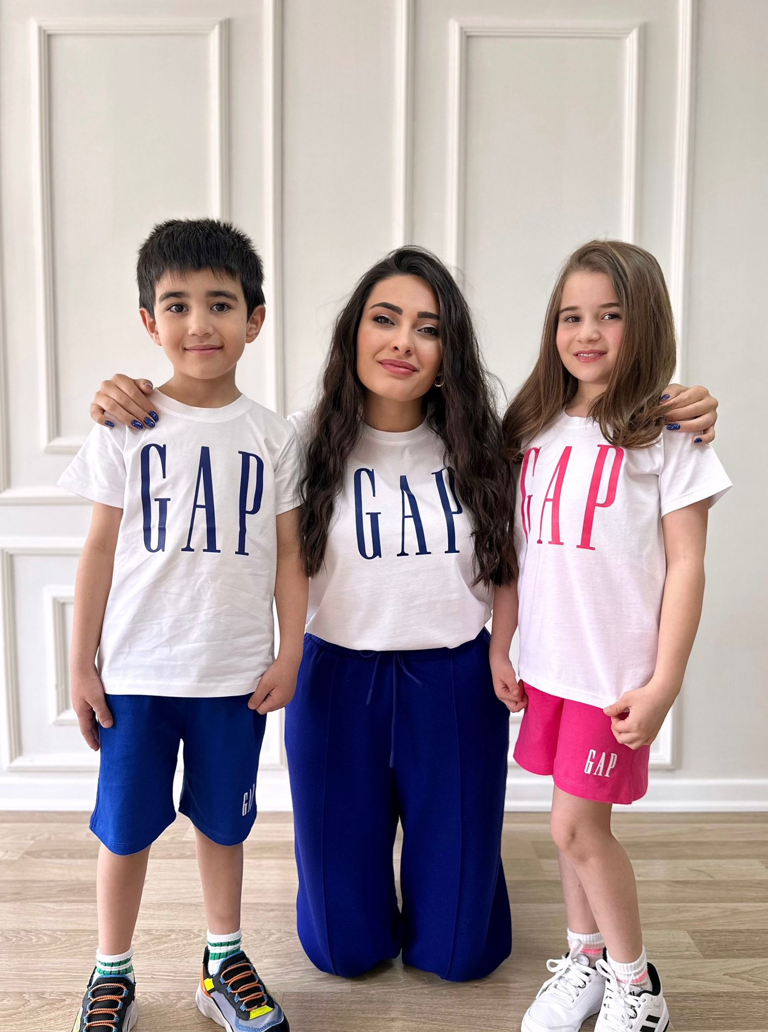 Beyaz Üzeri Lacivert Gap Detaylı Şortlu Takım