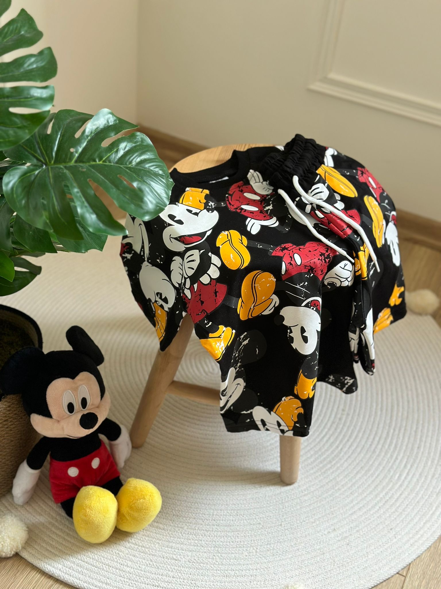 Siyah Üzeri Mickey Figür Baskılı Şortlu Takım