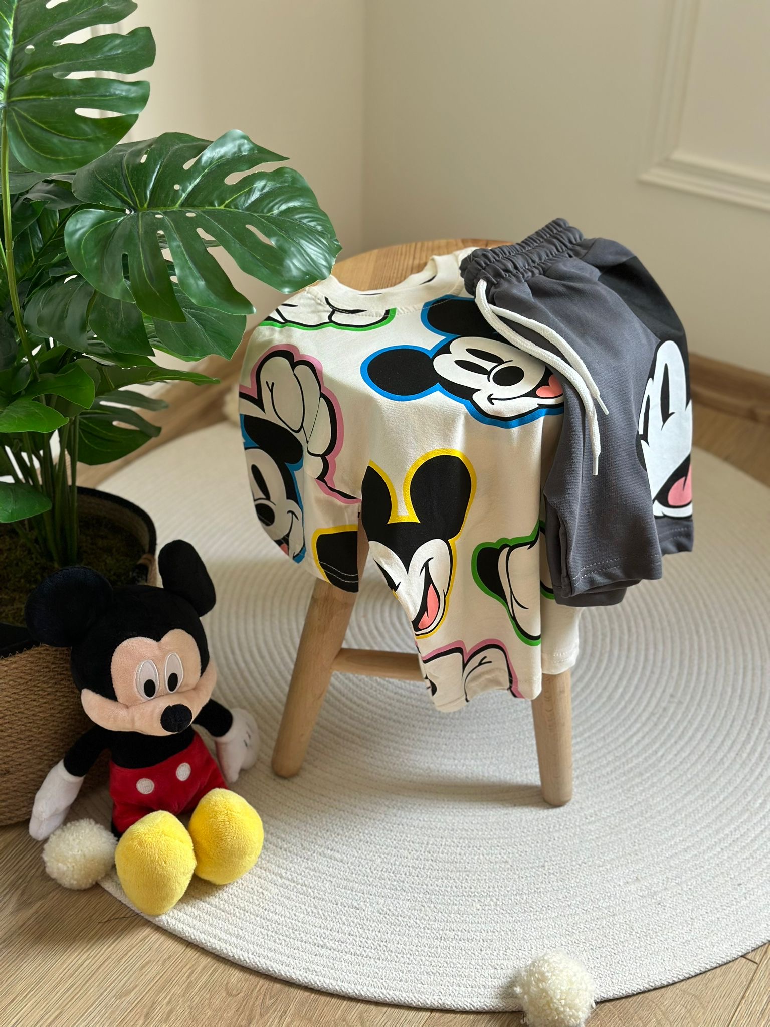 Renkli Mickey Baskılı Şortlu Takım