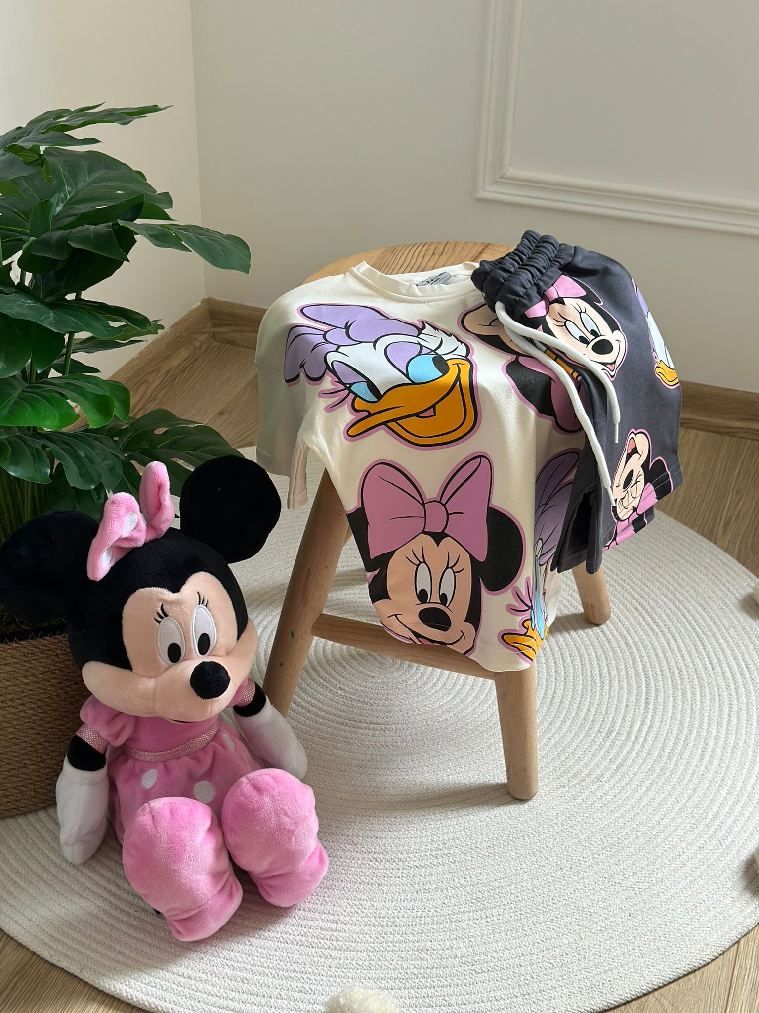 Daisy ve Minnie Baskılı Bej Şortlu Takım