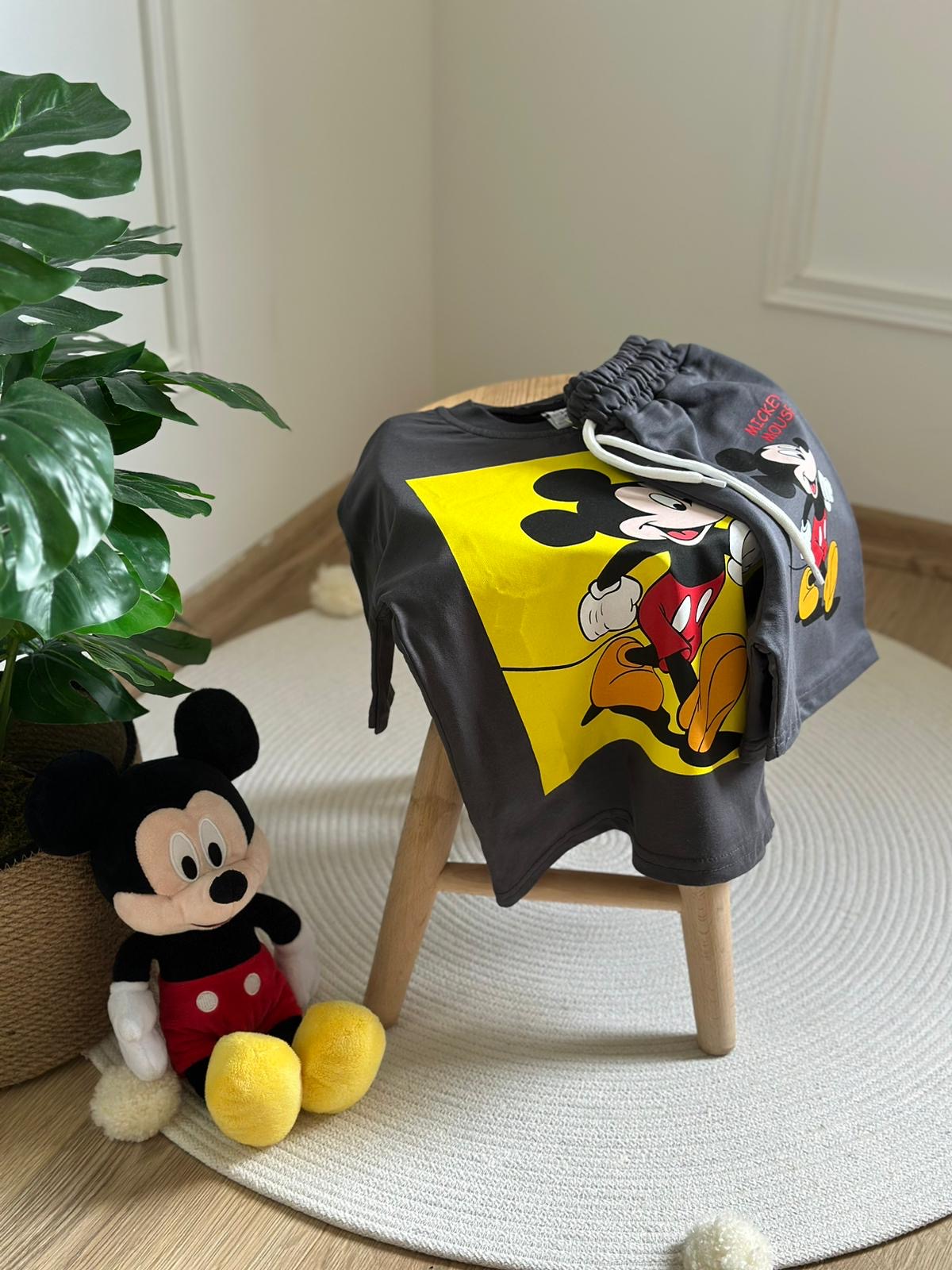 Siyah Üzeri Sarı Mickey Baskılı Şortlu Takım