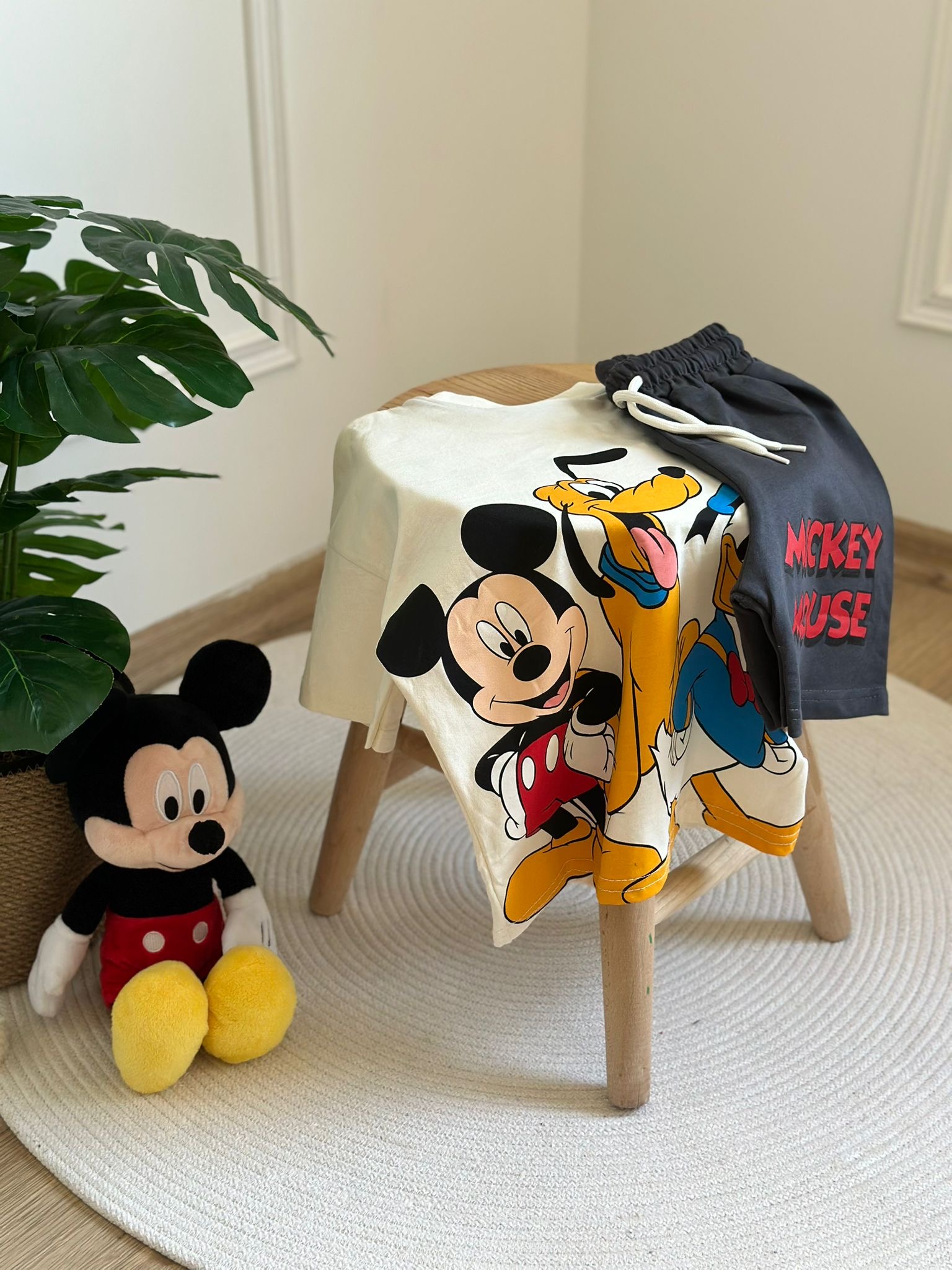 Mickey Ve Arkadaşları Siyah Şortlu Takım