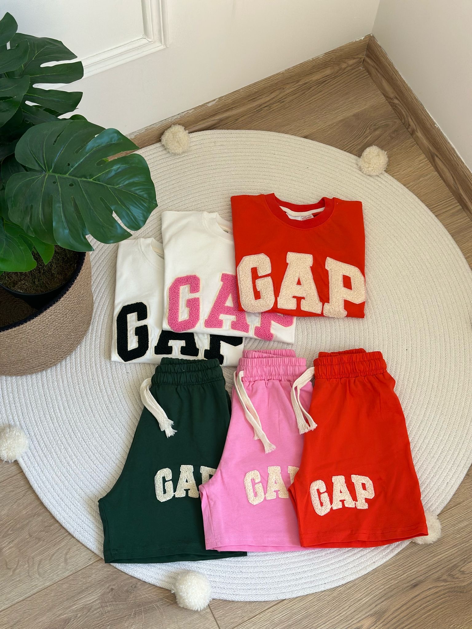 Beyaz Üzeri Pembe Punch İşlemeli Gap Şortlu Takım