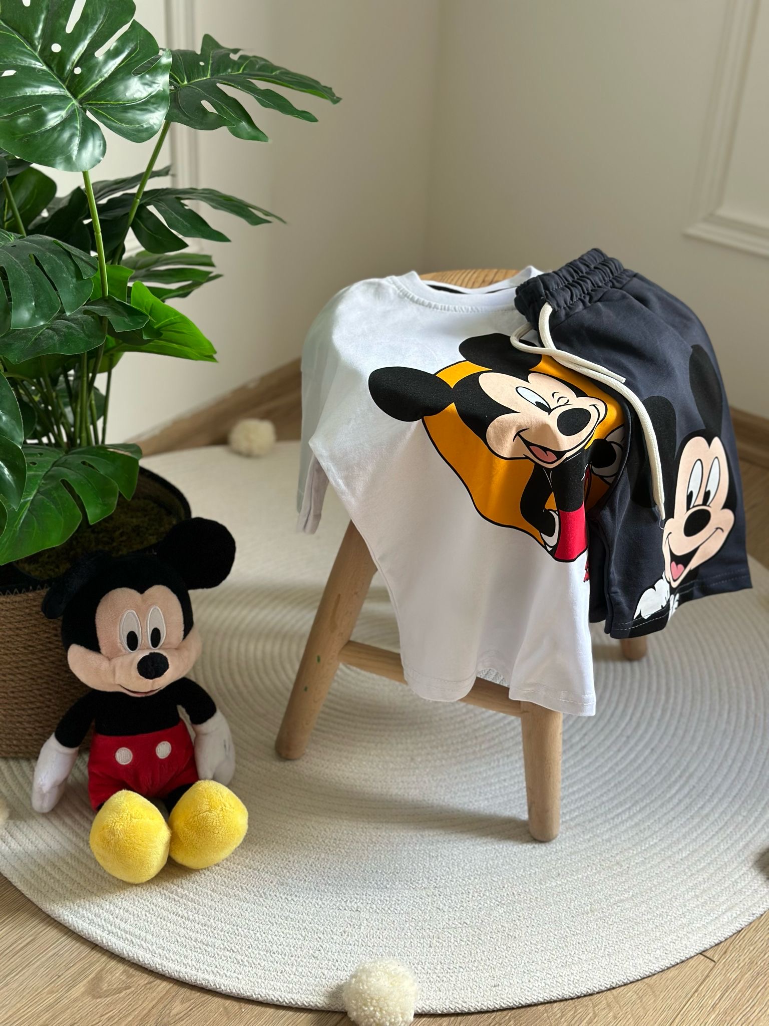Neşeli Mickey Sırt Baskılı Şortlu Takım