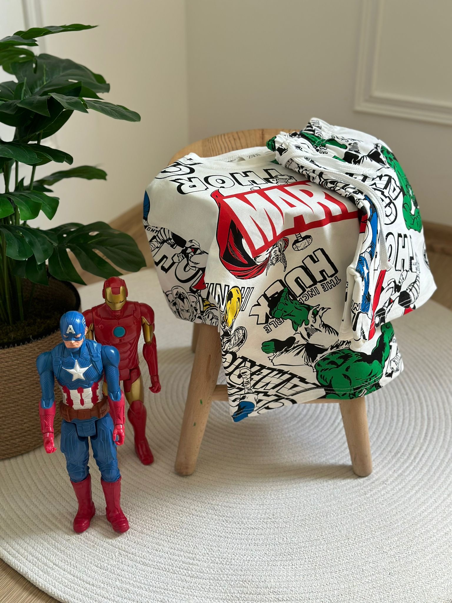 Renkli Marvel Şortlu Takım