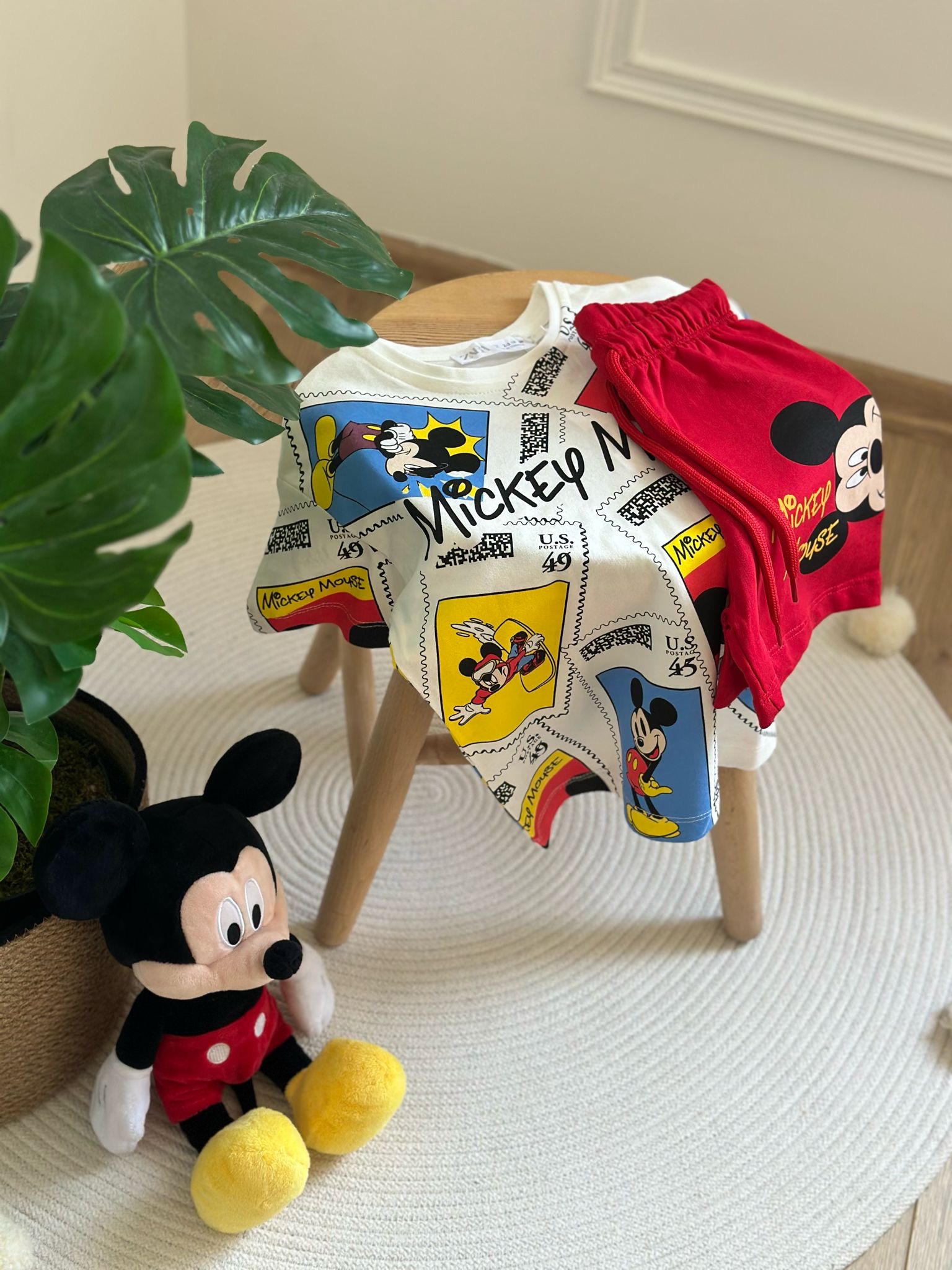 Mickey Mouse Kırmızı Şortlu Takım
