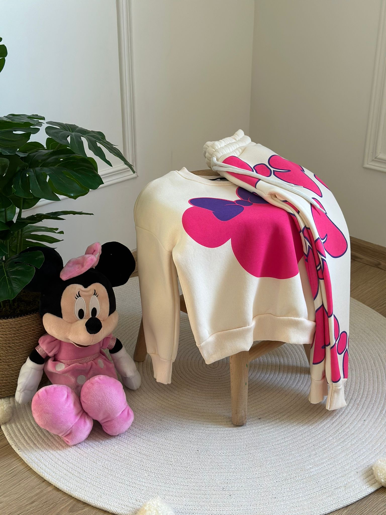 Beyaz Üzeri Pembe Minnie Baskılı Eşofman Takımı