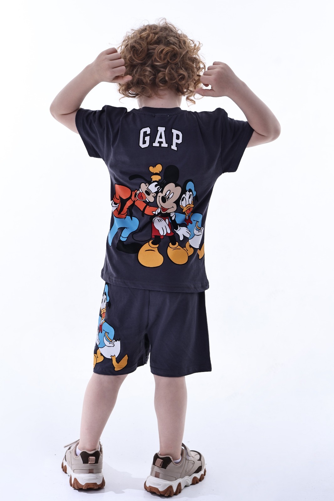 Mickey Ve Arkadaşları Sırt Baskılı Gap Şortlu Takım