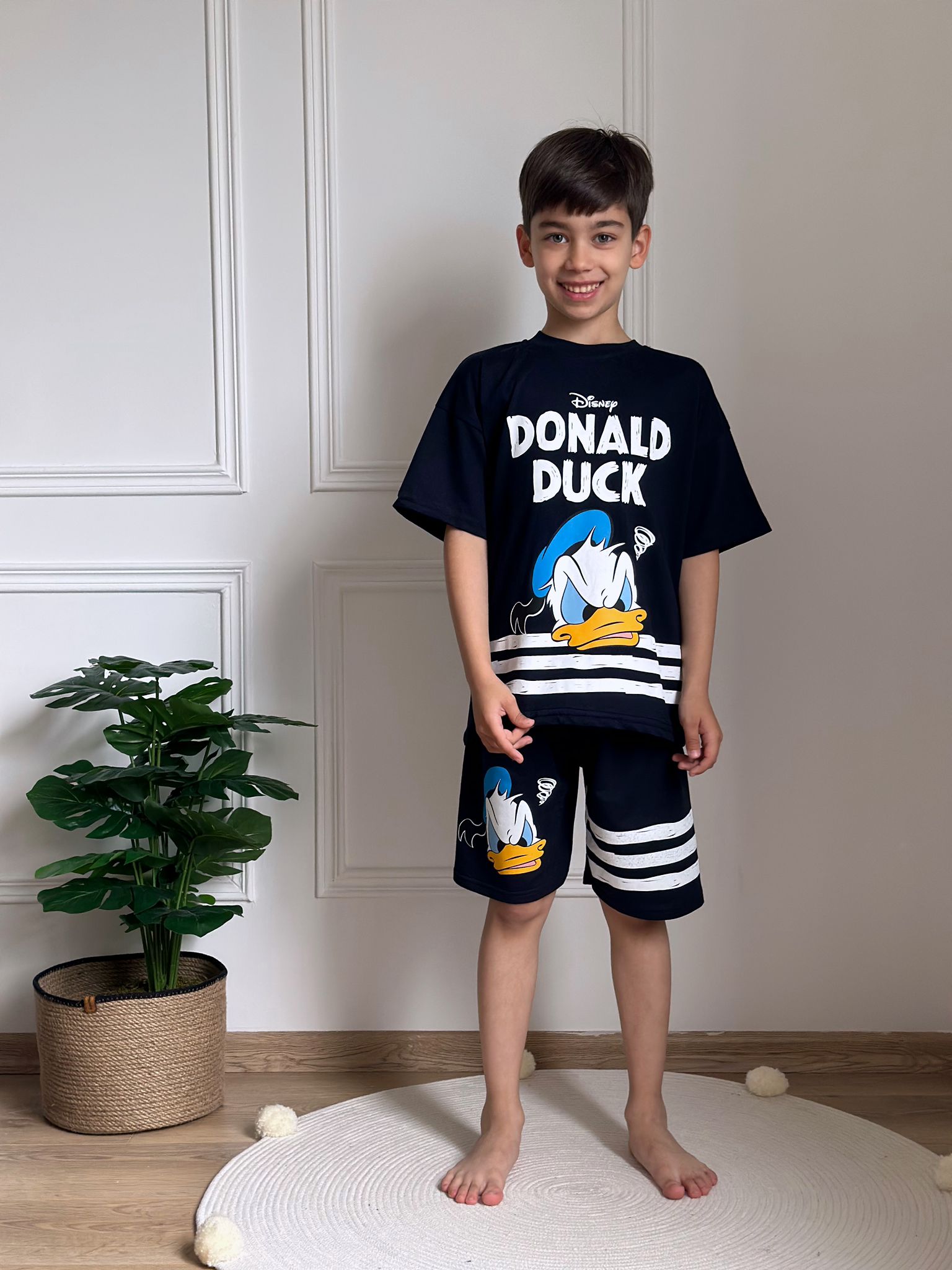 Siyah Beyaz Çizgi Detaylı Donald Duck Şortlu Takım