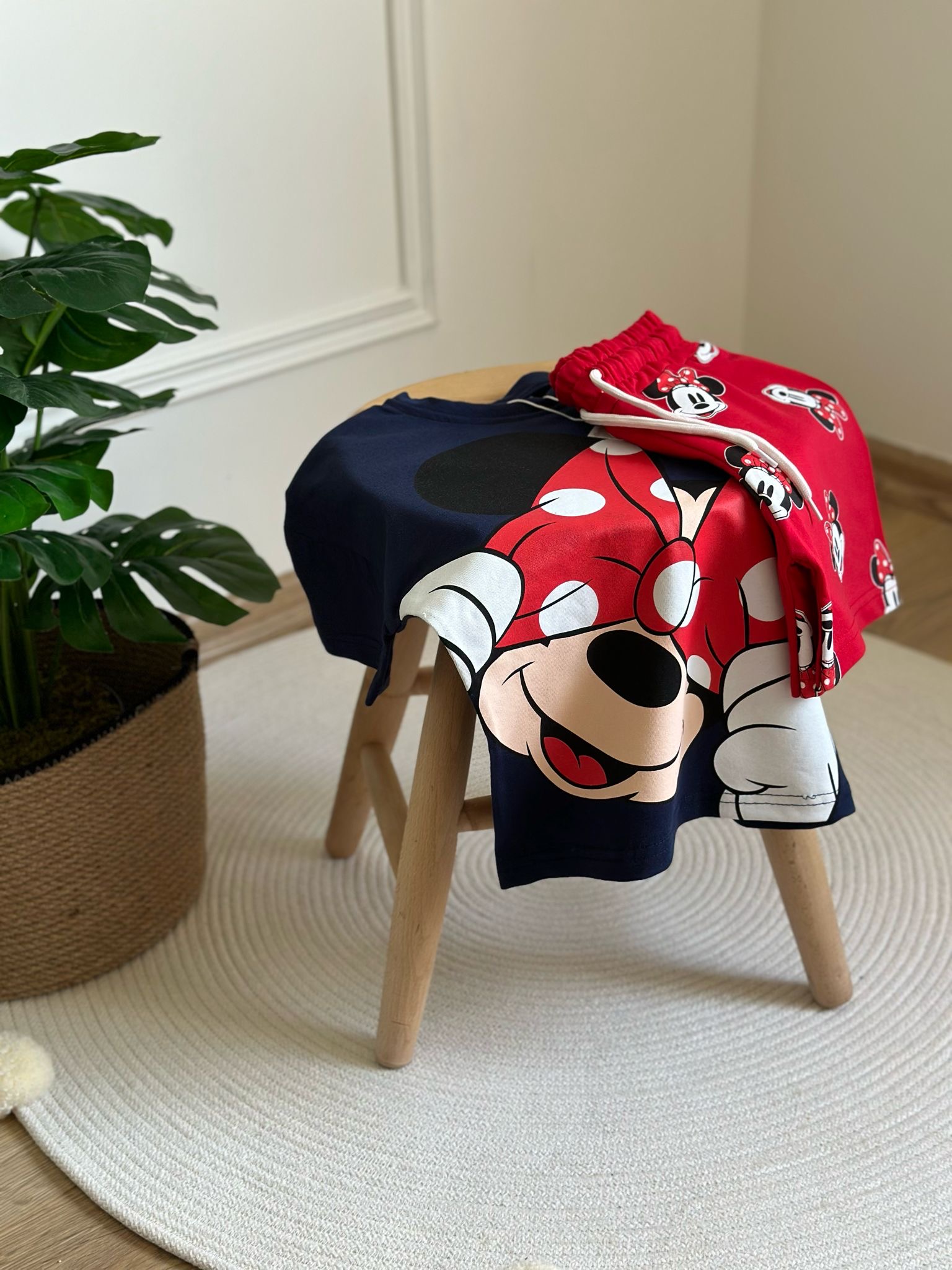 Kırmızı Kurdele Detaylı Minnie Mouse Şortlu Takım