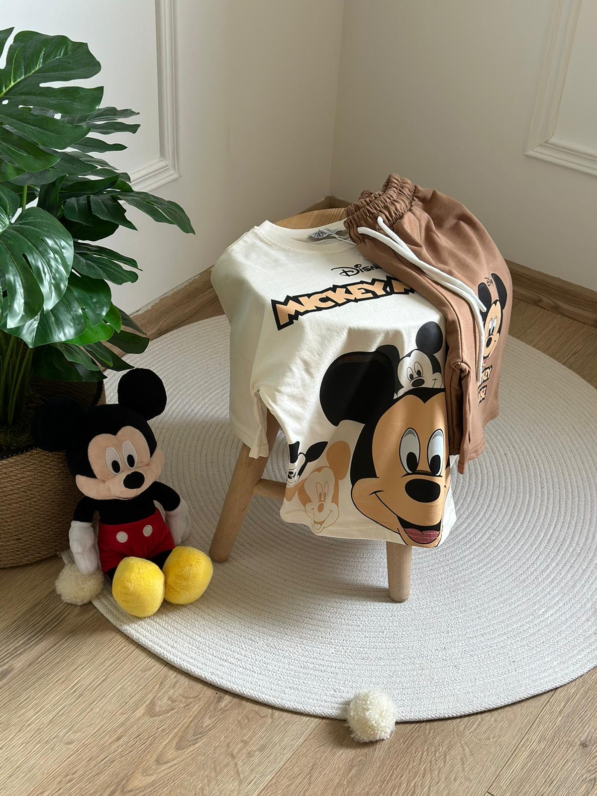 Sırt Baskılı Mickey Kahverengi Şortlu Takım