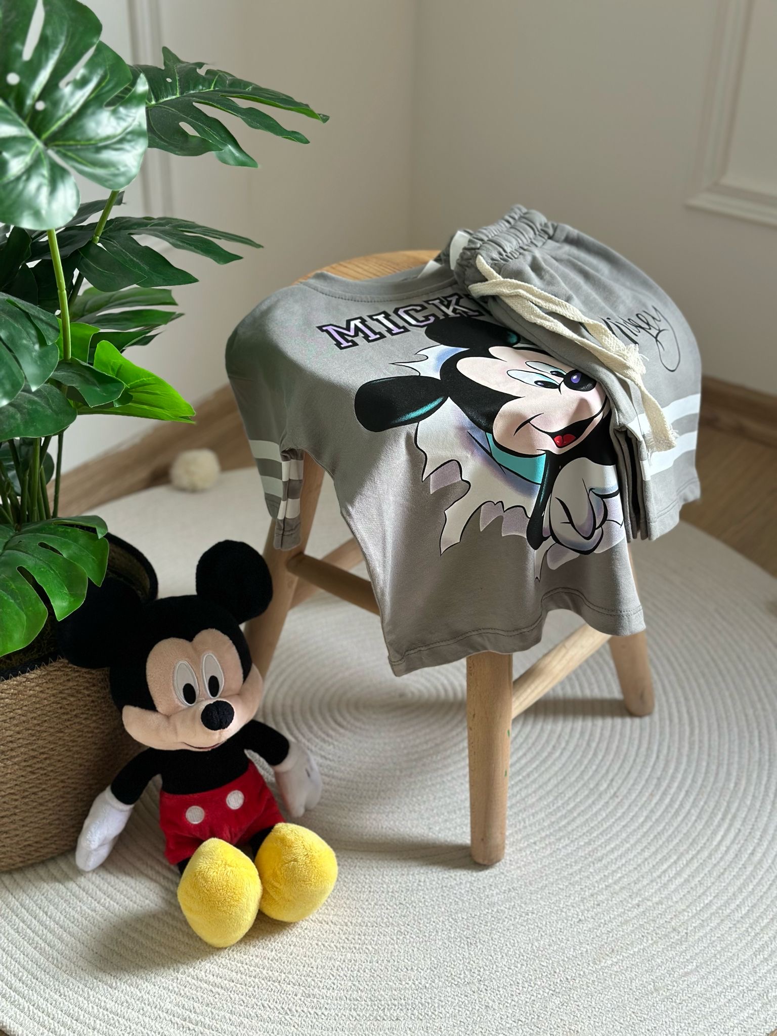 Gri Beyaz Çizgili Mickey Şortlu Takım