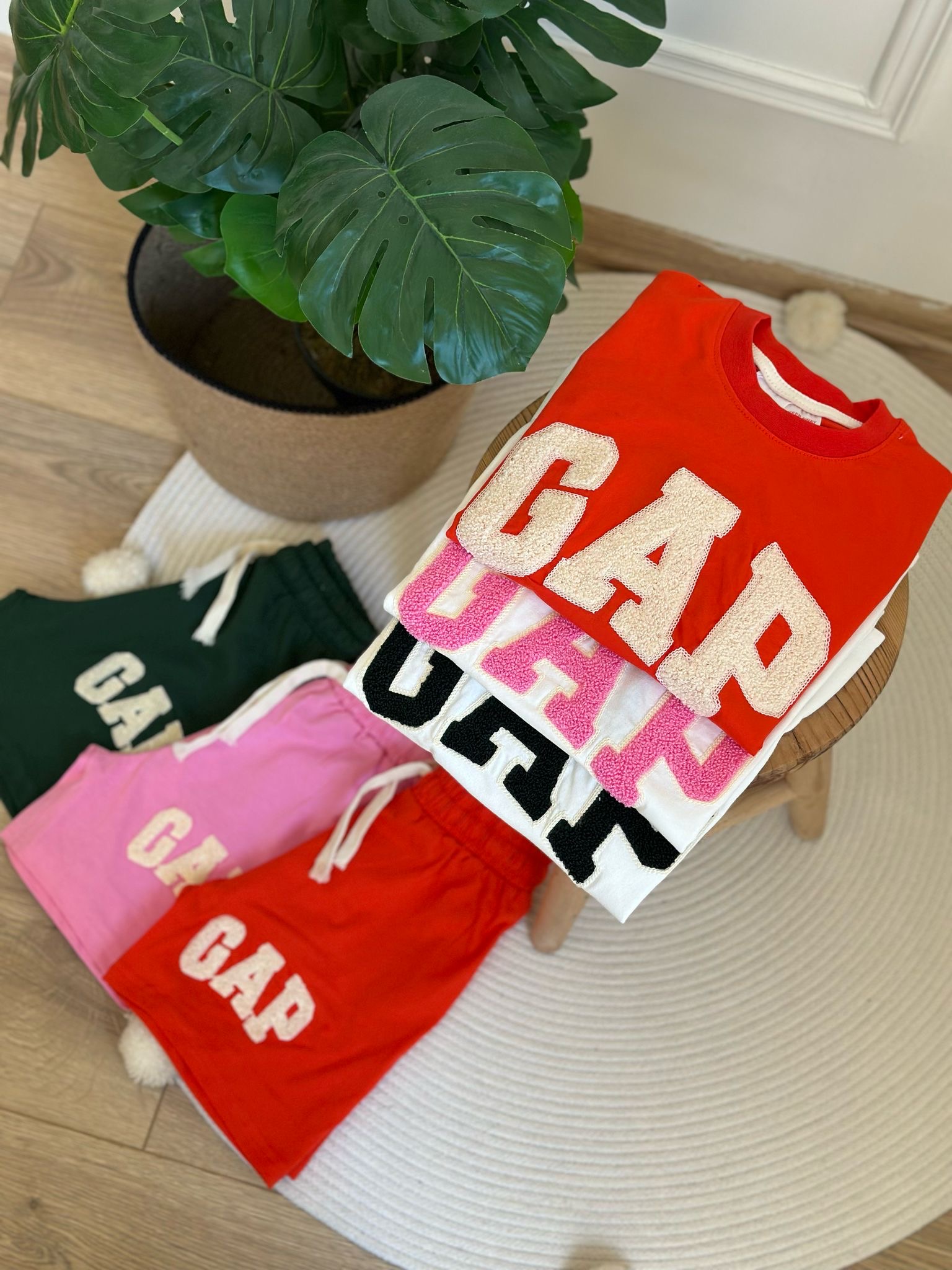 Beyaz Üzeri Pembe Punch İşlemeli Gap Şortlu Takım