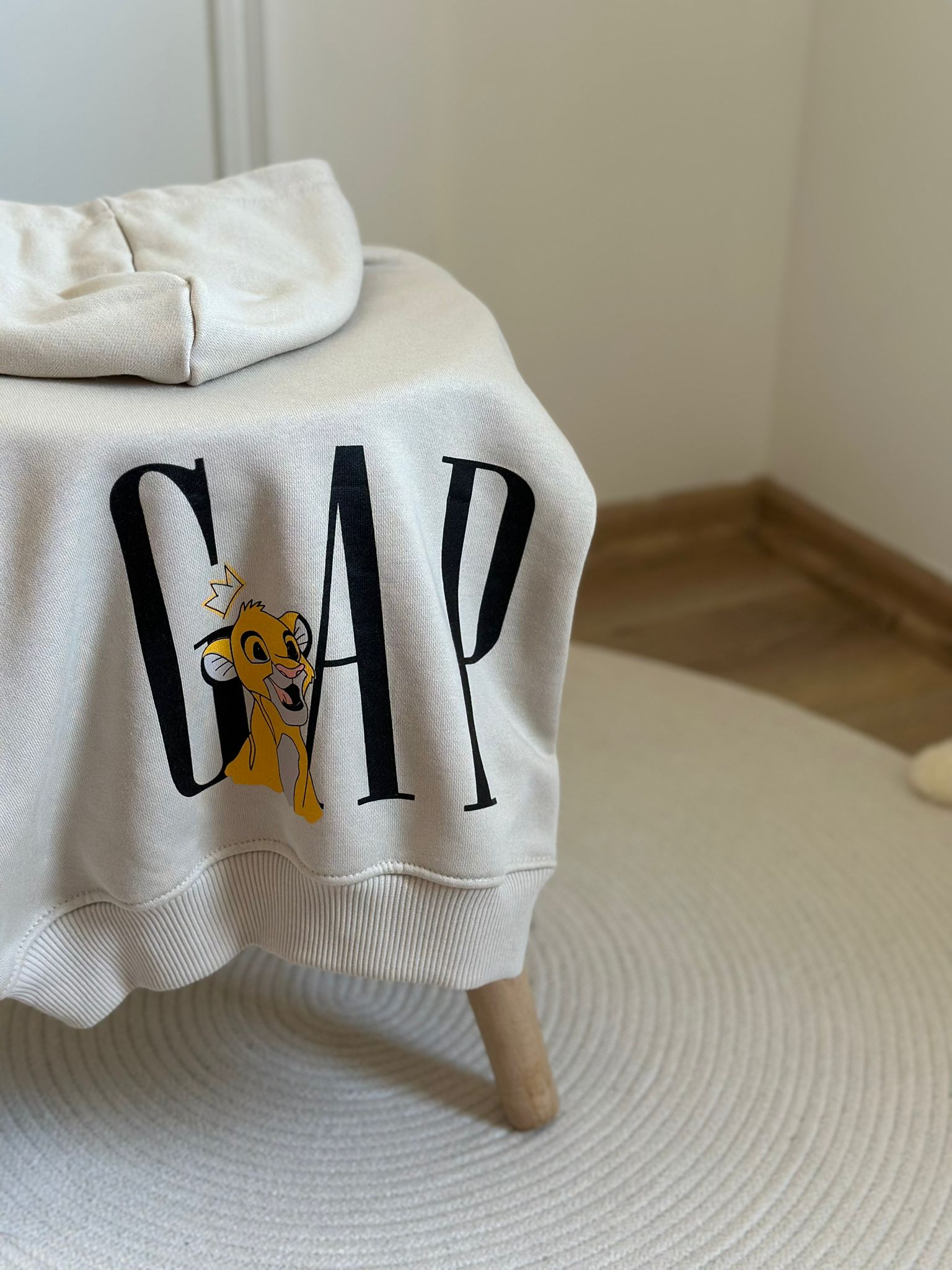Krem Rengi Gap Aslan Kral Baskılı Eşofman Takımı