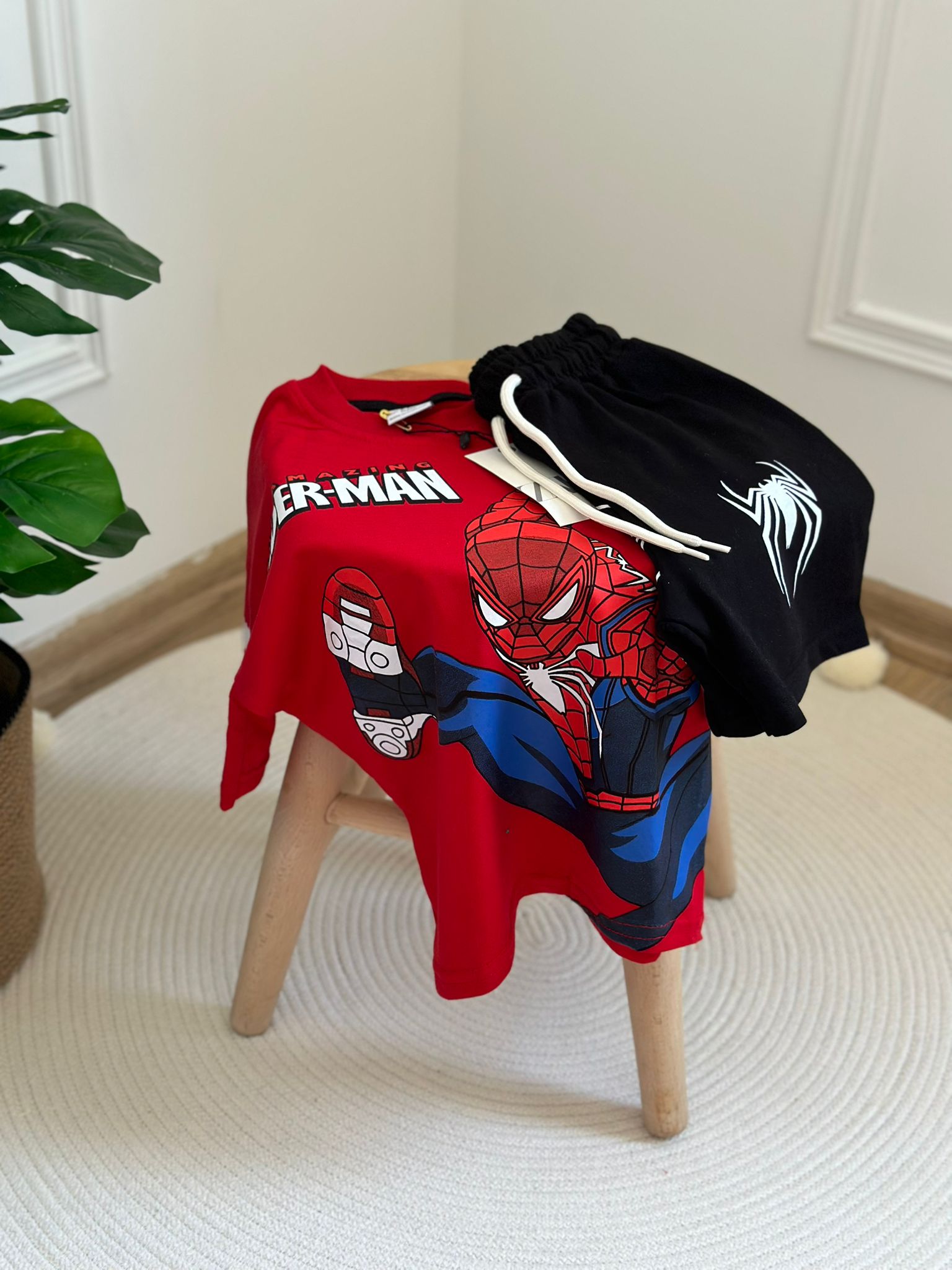 Kırmızı Spiderman Baskılı Şortlu Takım