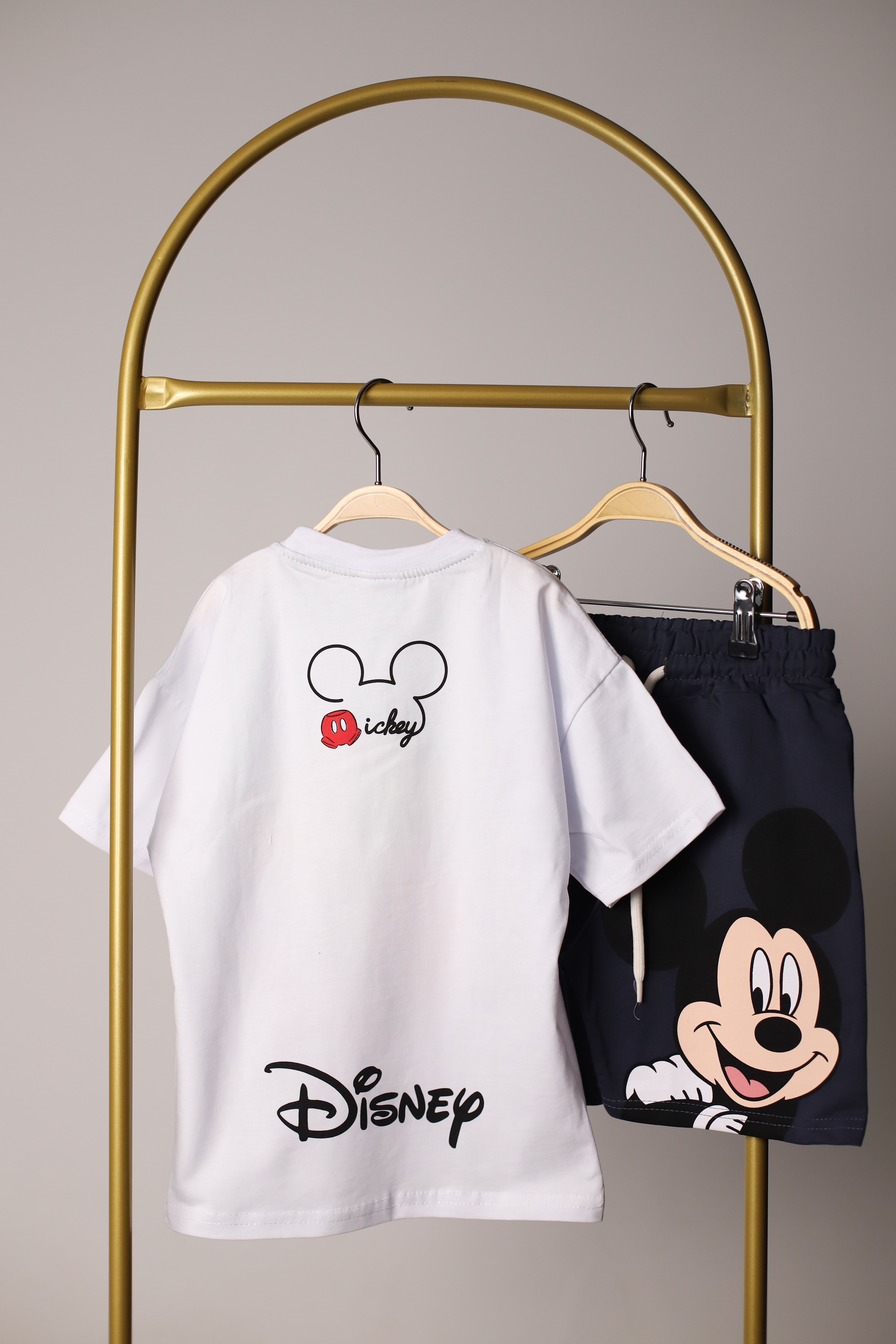 Neşeli Mickey Sırt Baskılı Şortlu Takım