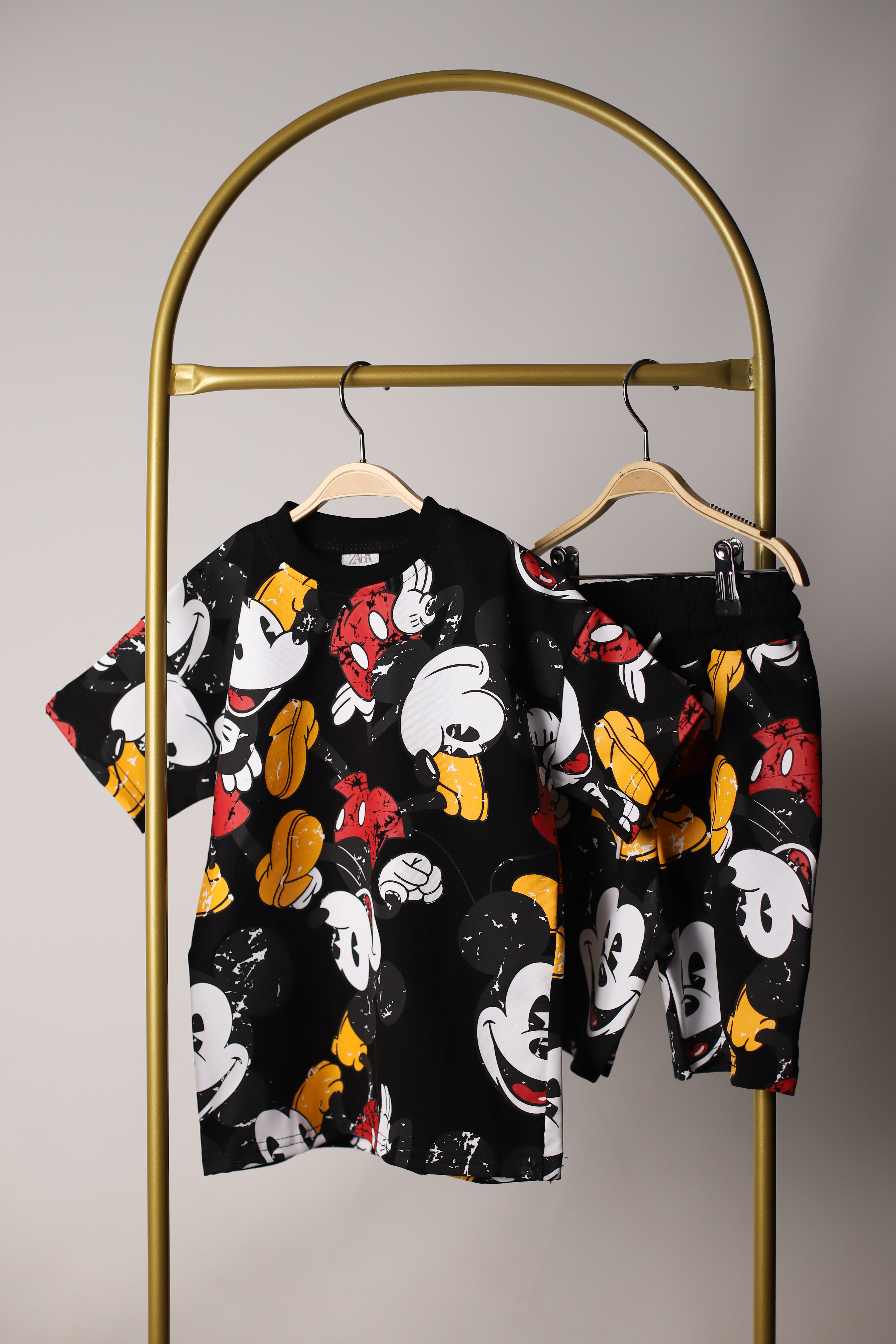 Siyah Üzeri Mickey Figür Baskılı Şortlu Takım