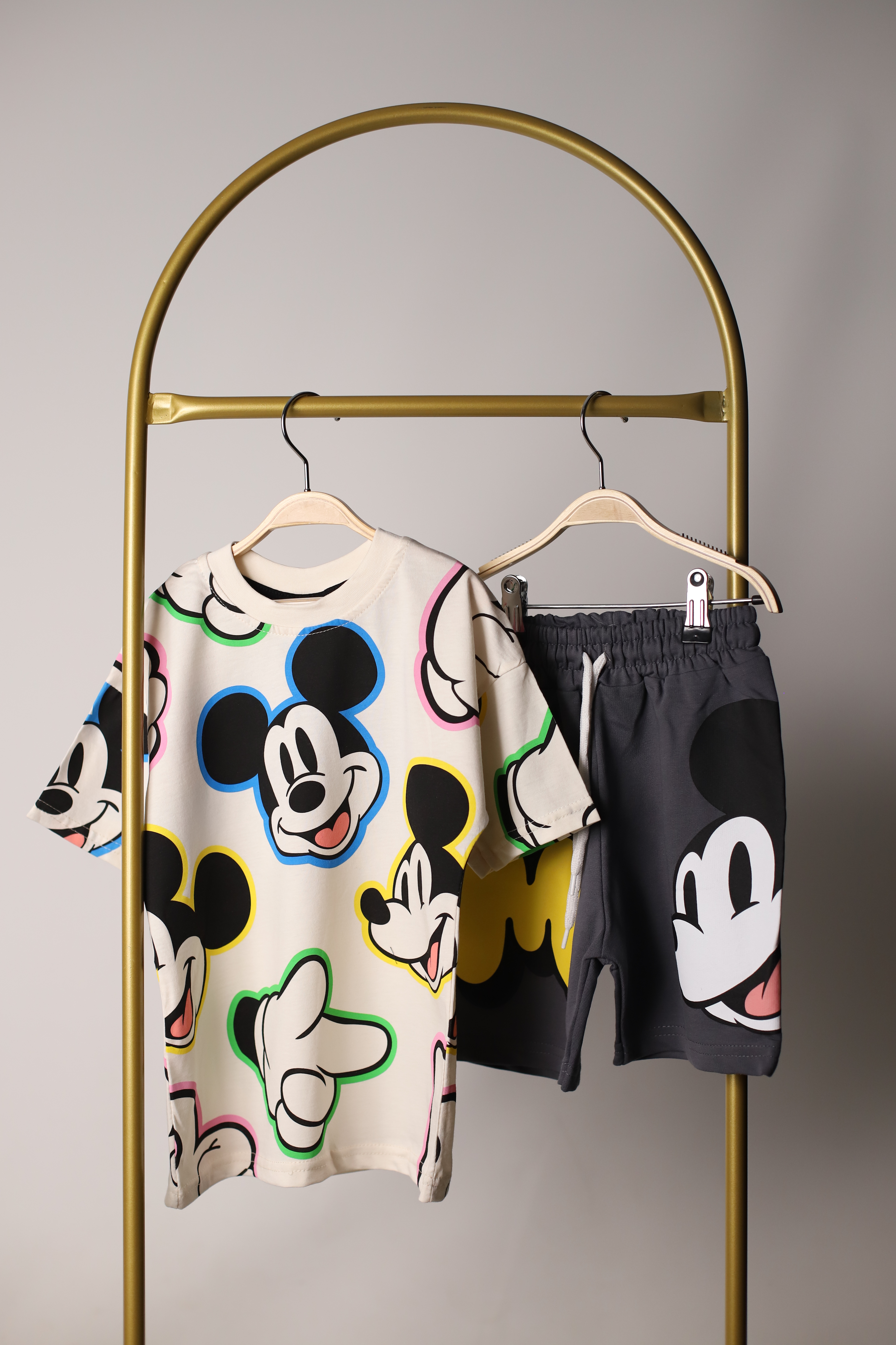 Renkli Mickey Baskılı Şortlu Takım