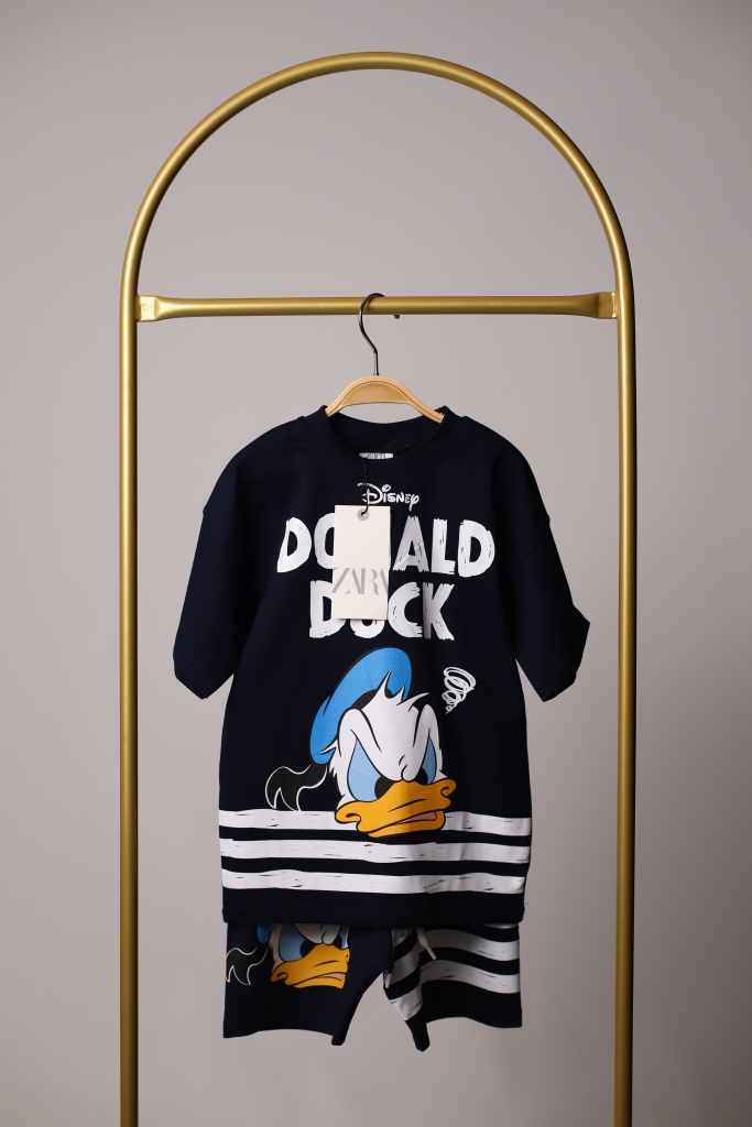 Siyah Beyaz Çizgi Detaylı Donald Duck Şortlu Takım
