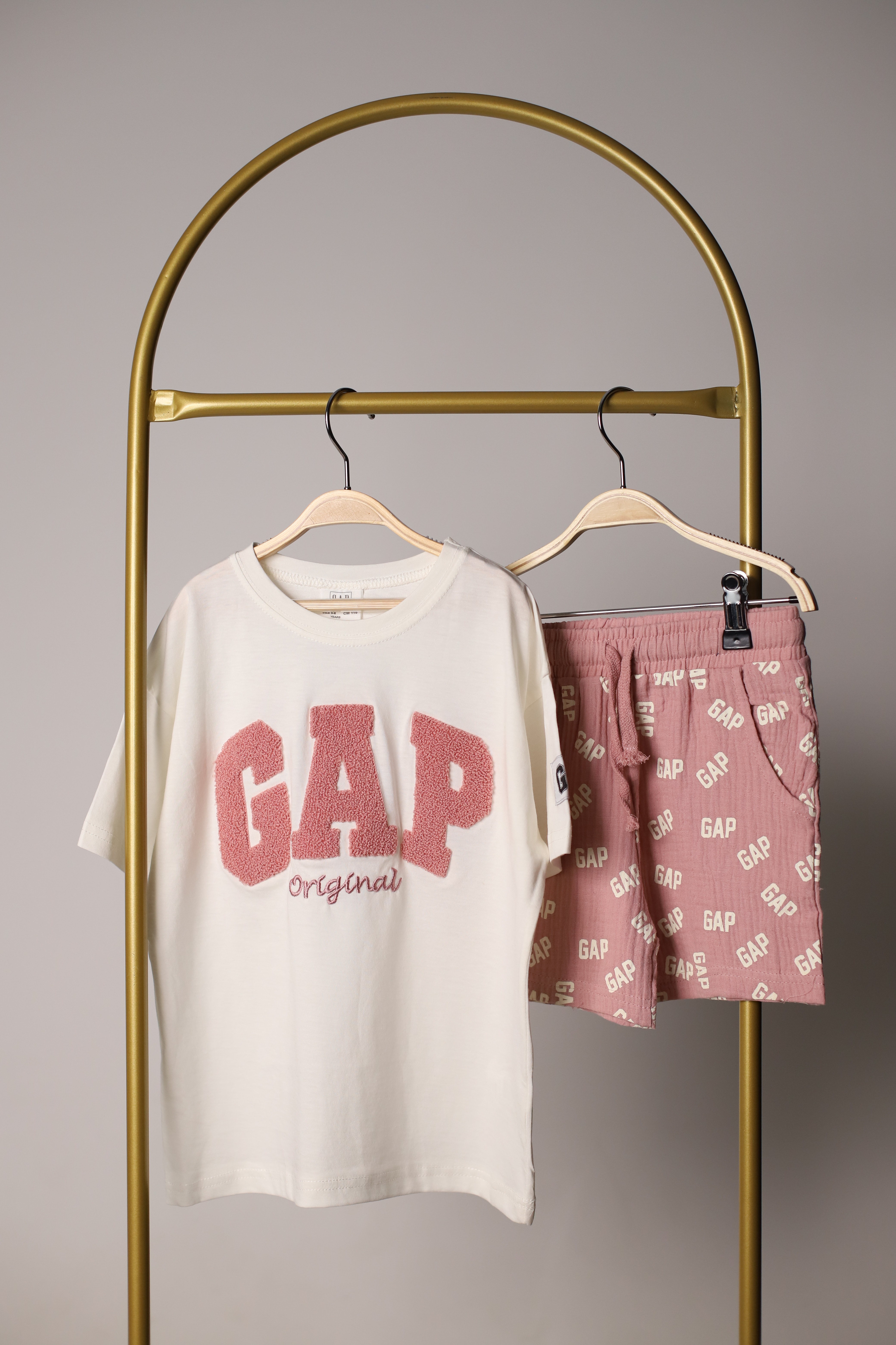 Pembe Punch İşlemeli Gap Şortlu Takım