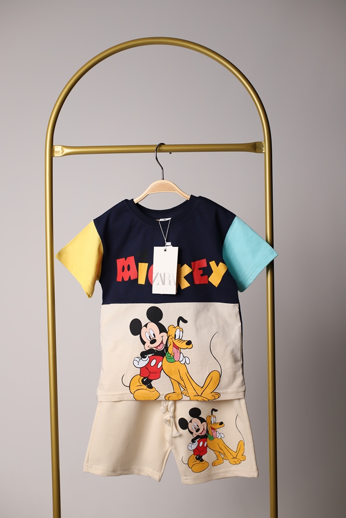 Renkli Kol Detaylı Mickey Mouse Şortlu Takım