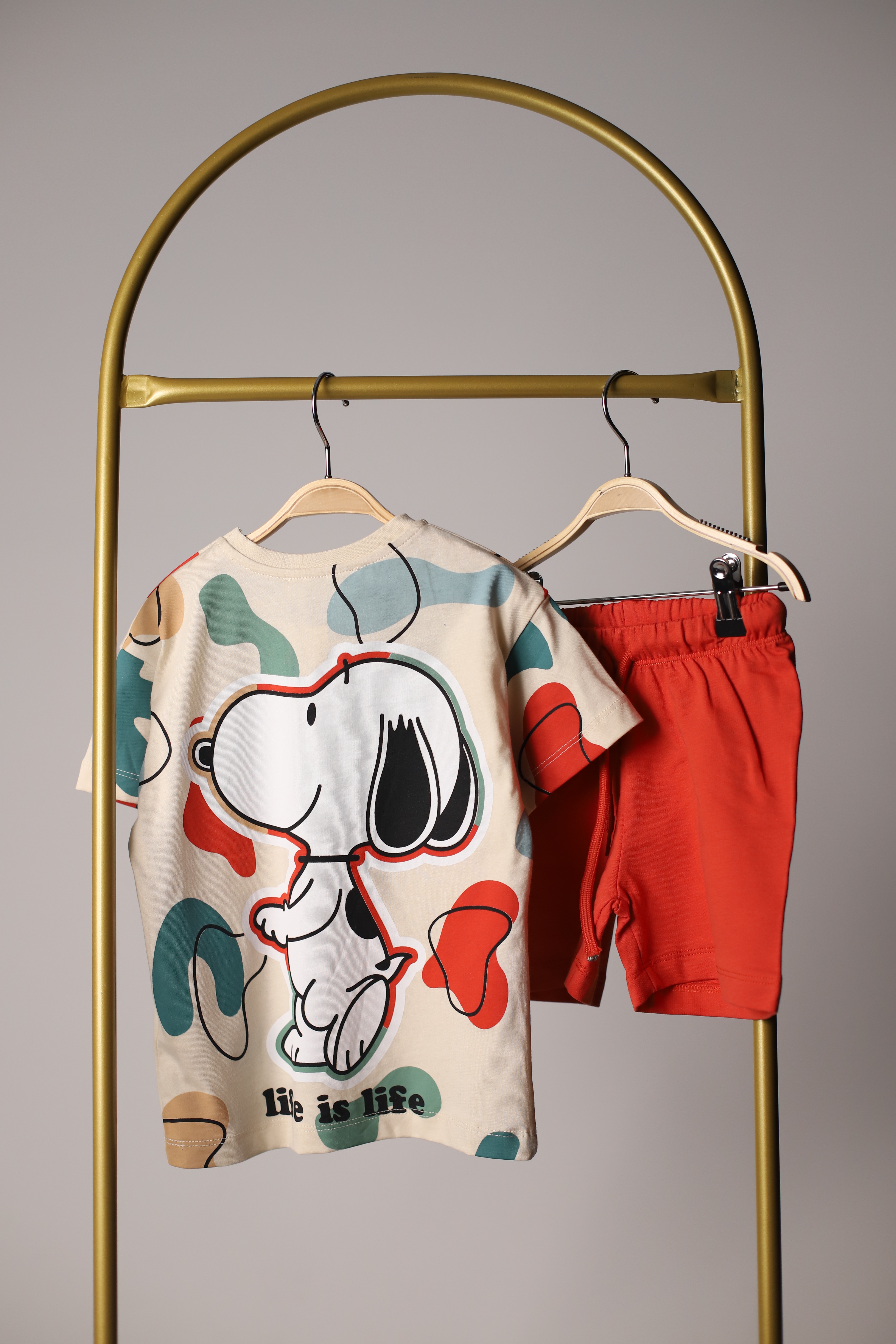 Renkli Sırt Baskılı Snoopy Şortlu Takım