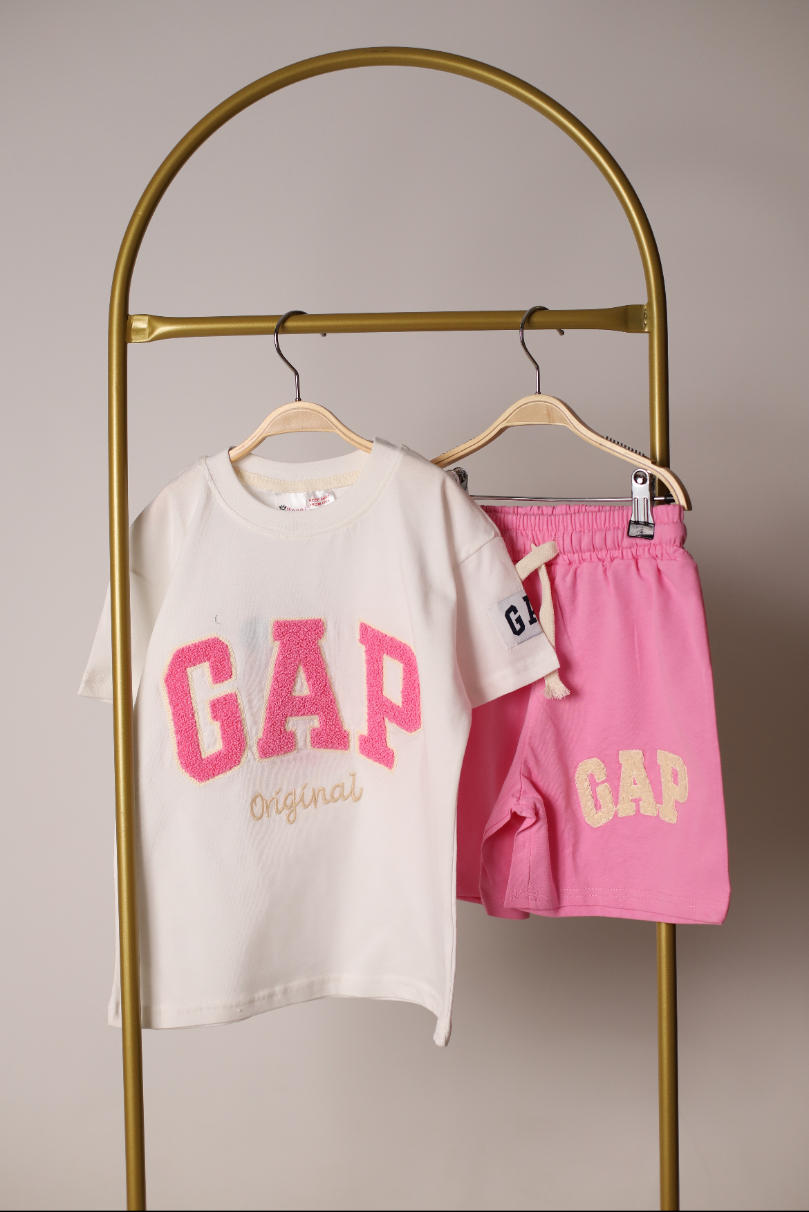 Beyaz Üzeri Pembe Punch İşlemeli Gap Şortlu Takım