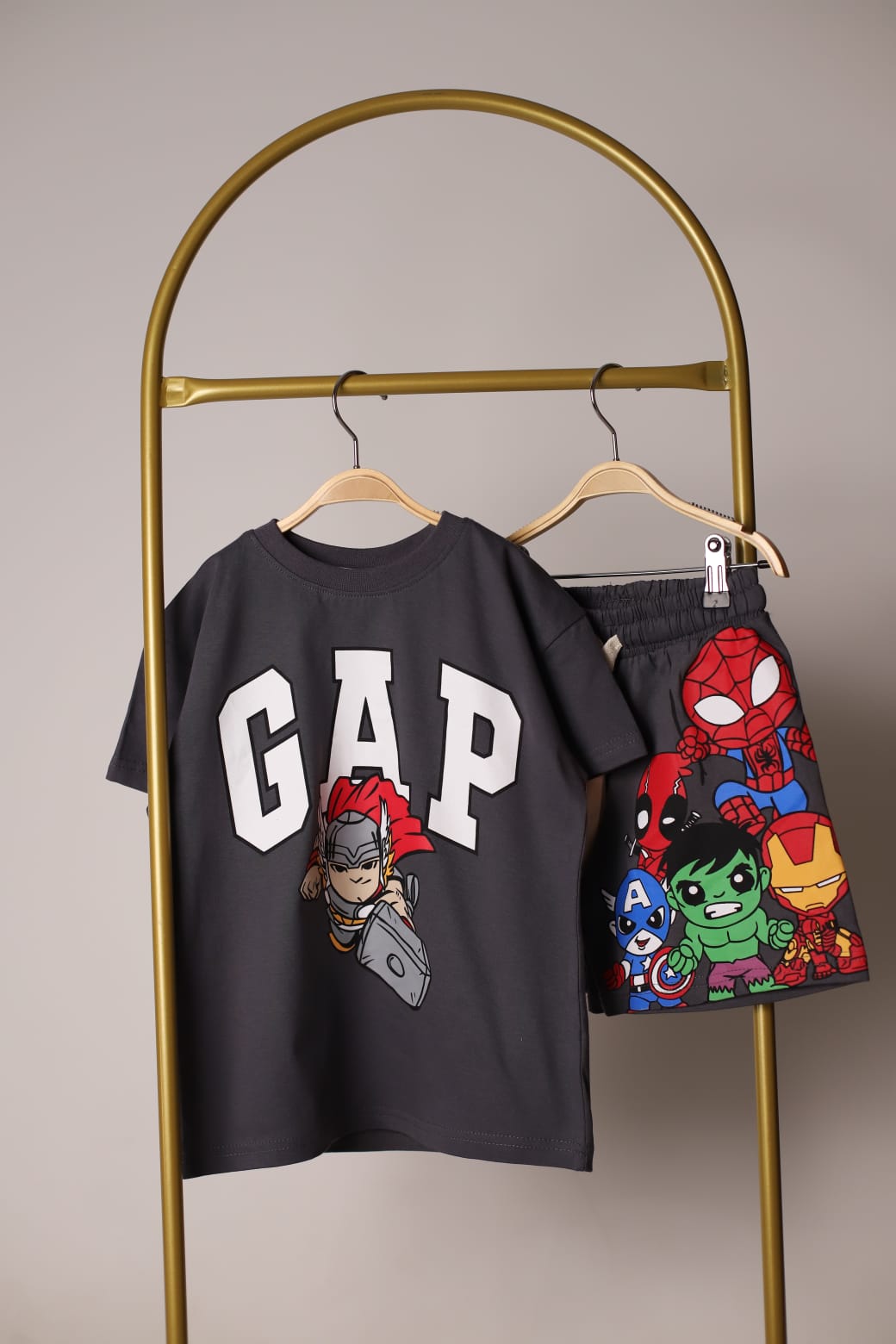 Füme Avengers Figür Detaylı Gap Şortlu Takım
