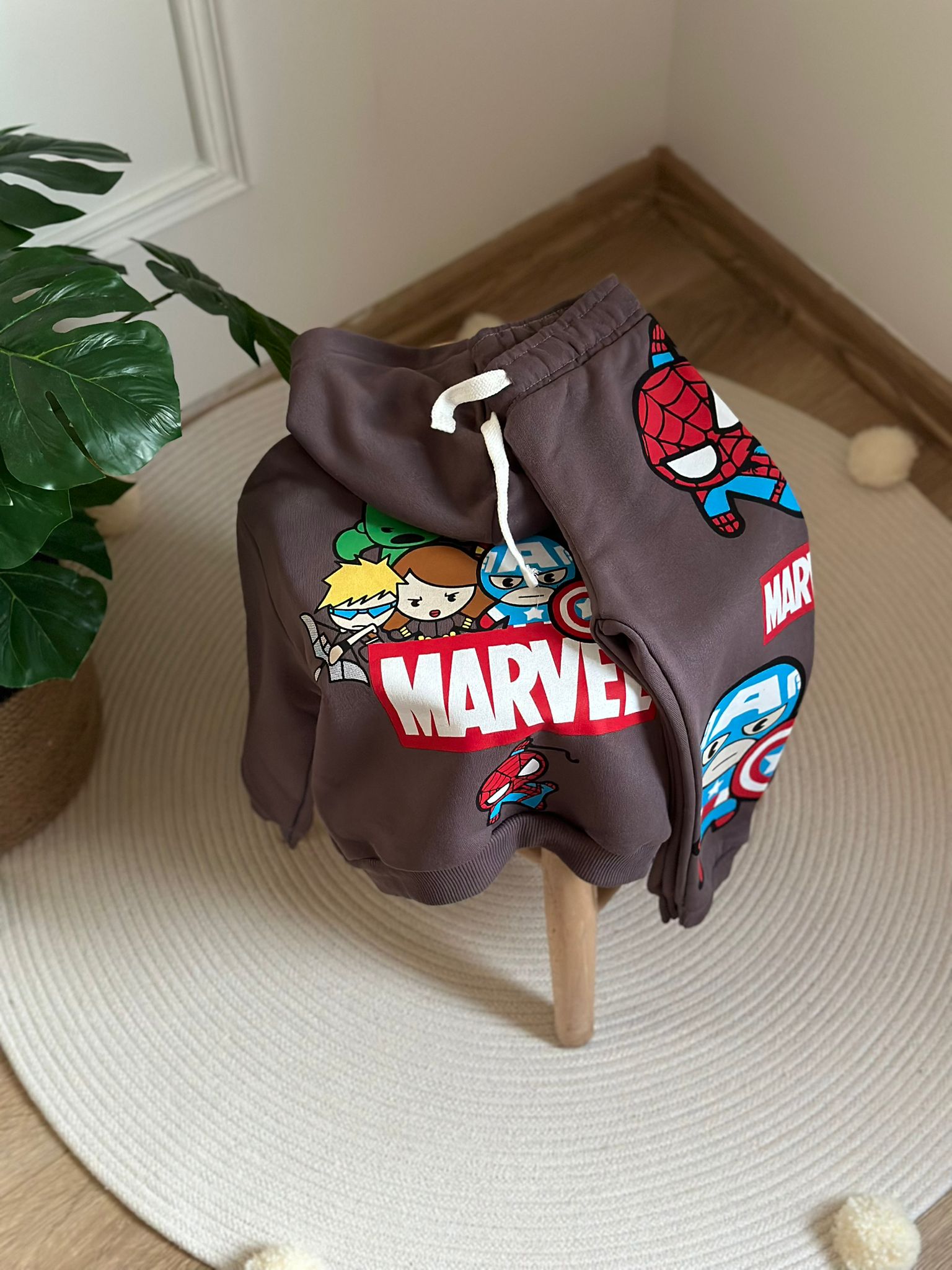 Sırt Baskılı Kapüşonlu Marvel Figürlü Eşofman Takımı