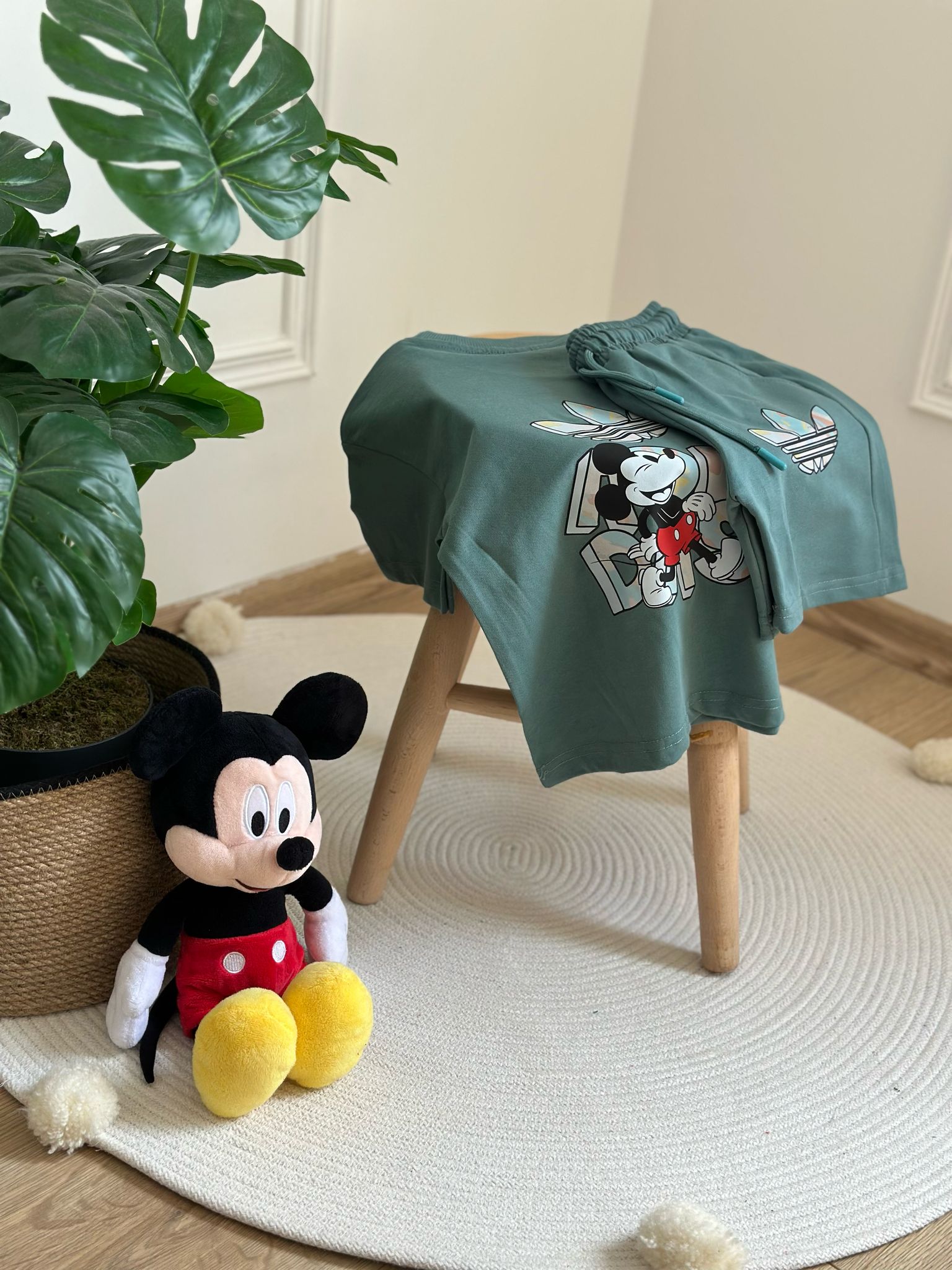 Grafiti Spor Logolu Mickey Şortlu Takım