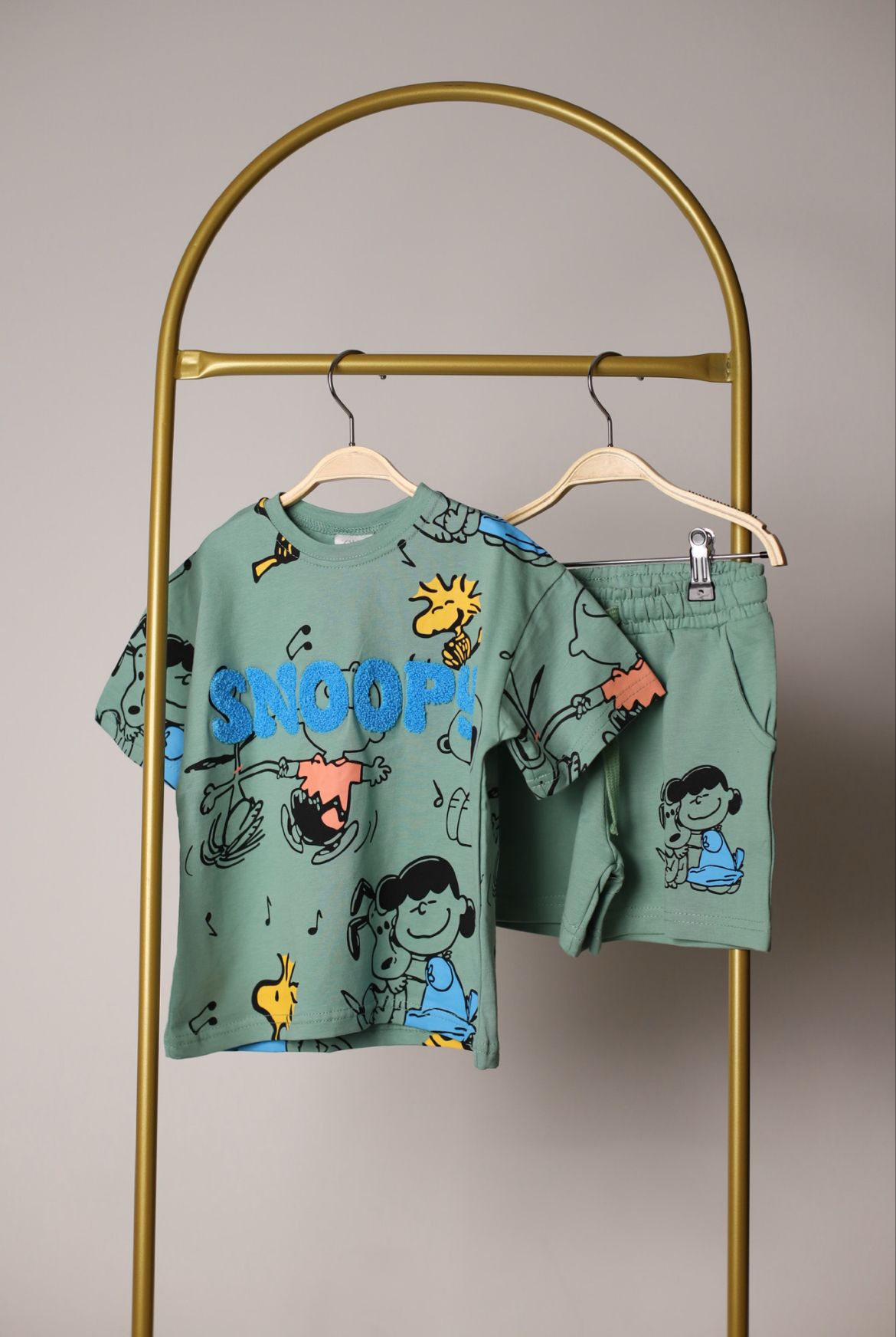 Yeşil Üzeri Renkli Punch İşlemeli Snoopy Şortlu Takım